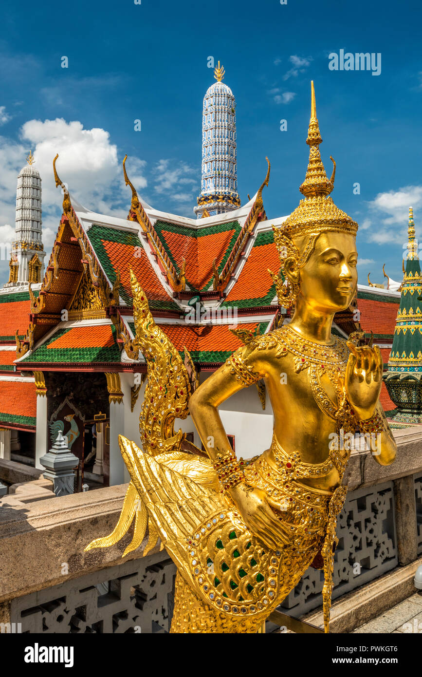 Statue d'un kinnara, Wat Phra Kaew, Bangkok, Thaïlande Banque D'Images