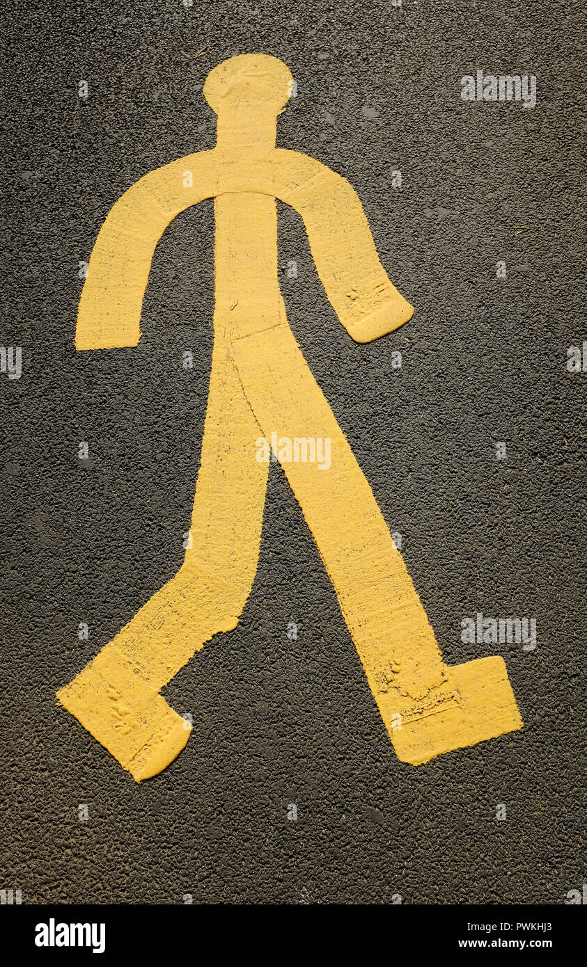 La figure de l'homme peint en jaune sur le bitume de la route Banque D'Images