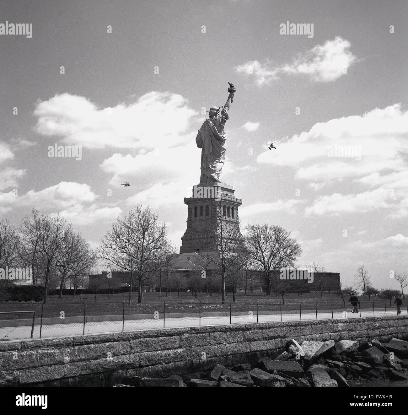 Années 1950, historique, vue de derrière de la statue de la liberté sur  Liberty Island à New York Harbor, un bâtiment néoclassique construit en  cuivre, sculpture, un cadeau du peuples de France