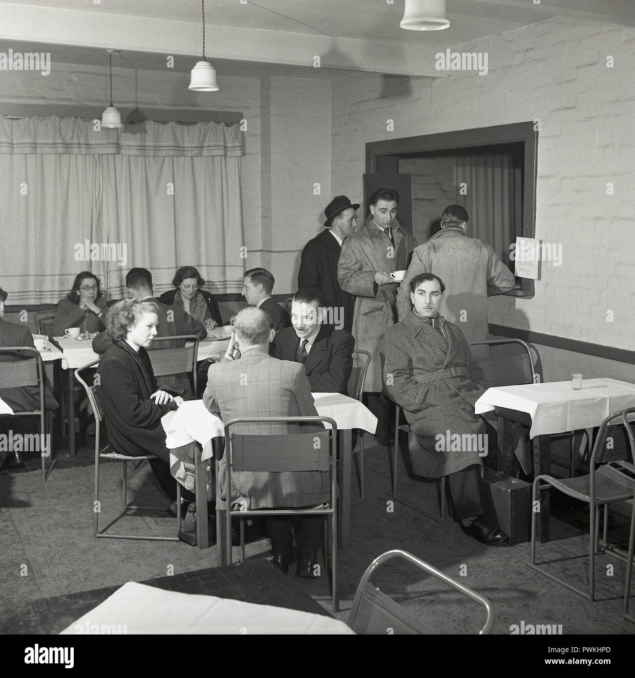 Années 1950, historiques, aux participants d'une réunion du conseil de paroisse locale dans un village hall ont une tasse de thé avant le début de la session, England, UK. Banque D'Images