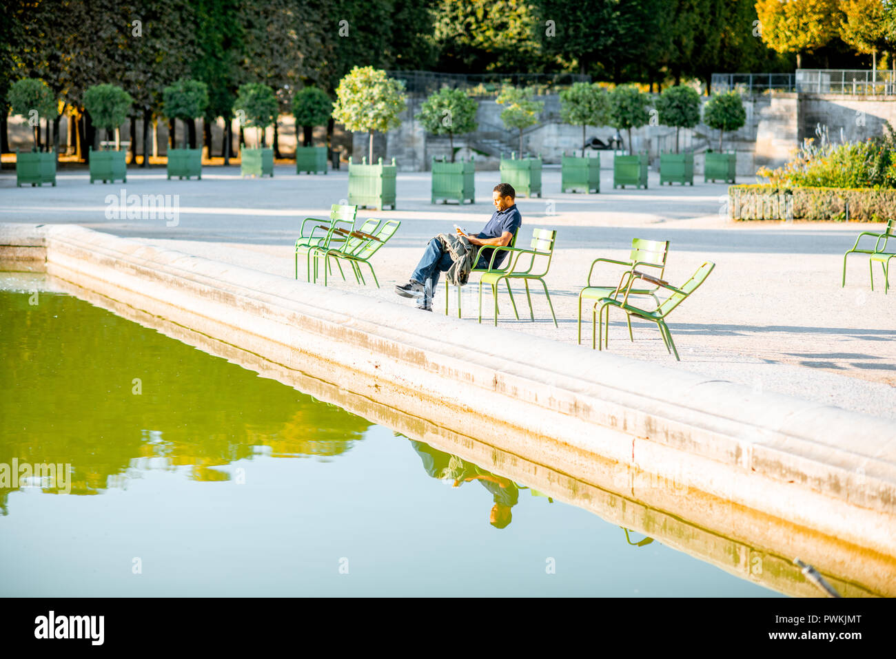 PARIS, FRANCE - 01 septembre 2018 : la célèbre chaises vertes dans le jardin des Tuileries, près de la fontaine à Paris Banque D'Images