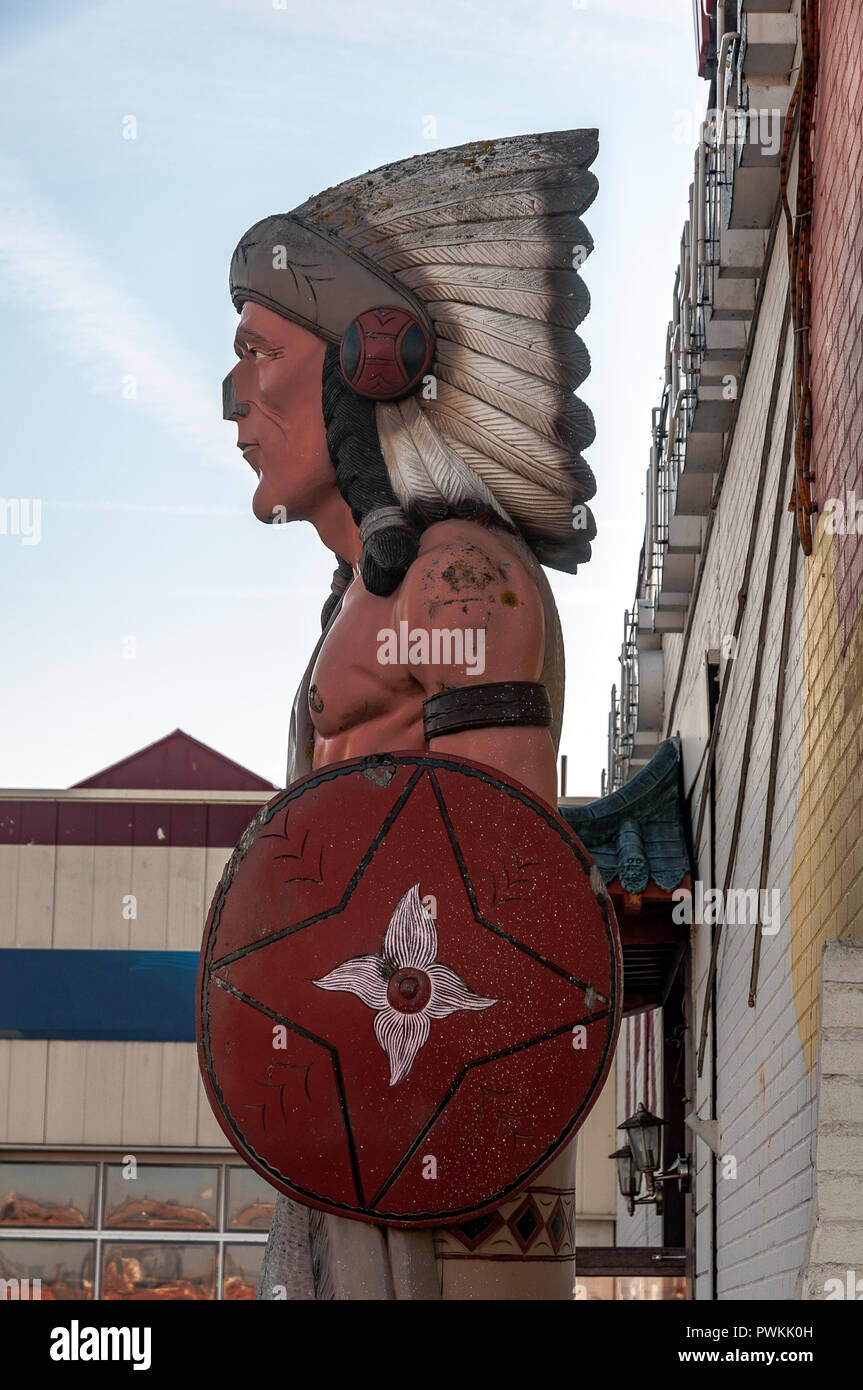 Statue d'un amérindien placé à l'extérieur à l'avant d'un bâtiment Banque D'Images