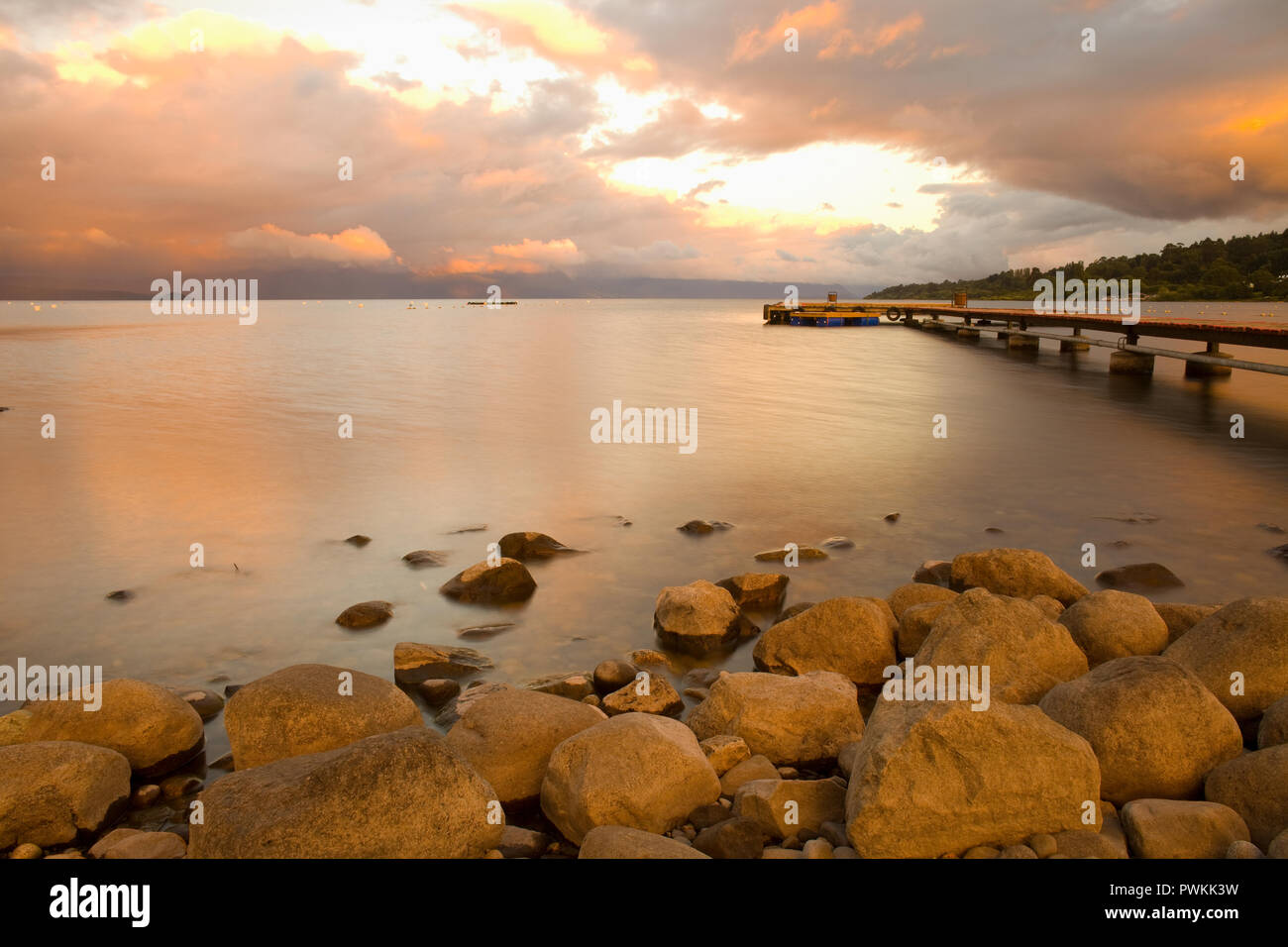 Dock à Villarrica lac au coucher du soleil, la région d'Araucania, Chili, Amérique du Sud Banque D'Images