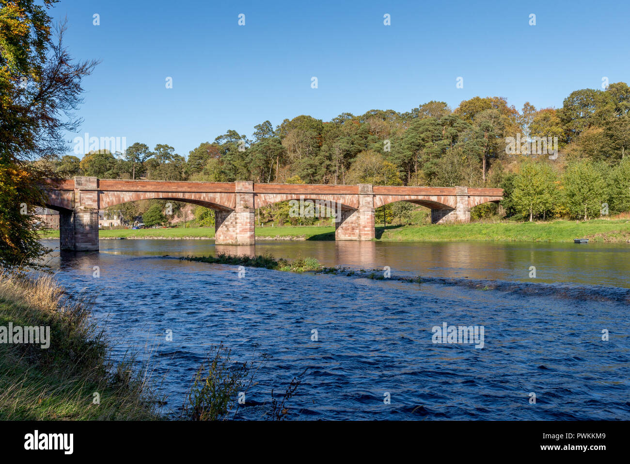 Mertoun Pont sur la rivière Tweed près de St Boswells, le Roxburghshire dans la région des Scottish Borders. À la recherche en amont du fleuve Cuthbert's Way sentier. Banque D'Images