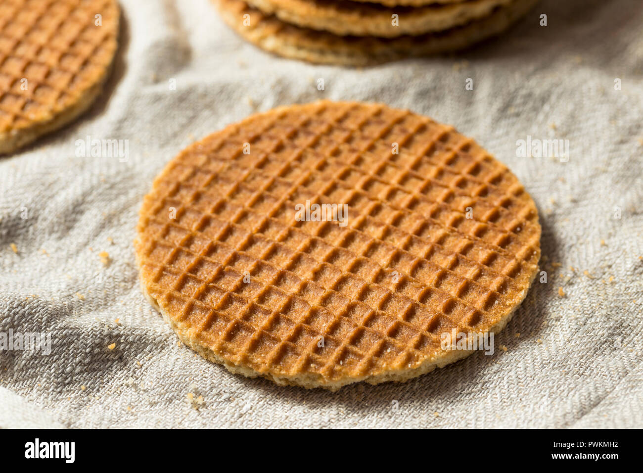 Dutch maison Stroopwafles avec miel prêt à manger Banque D'Images