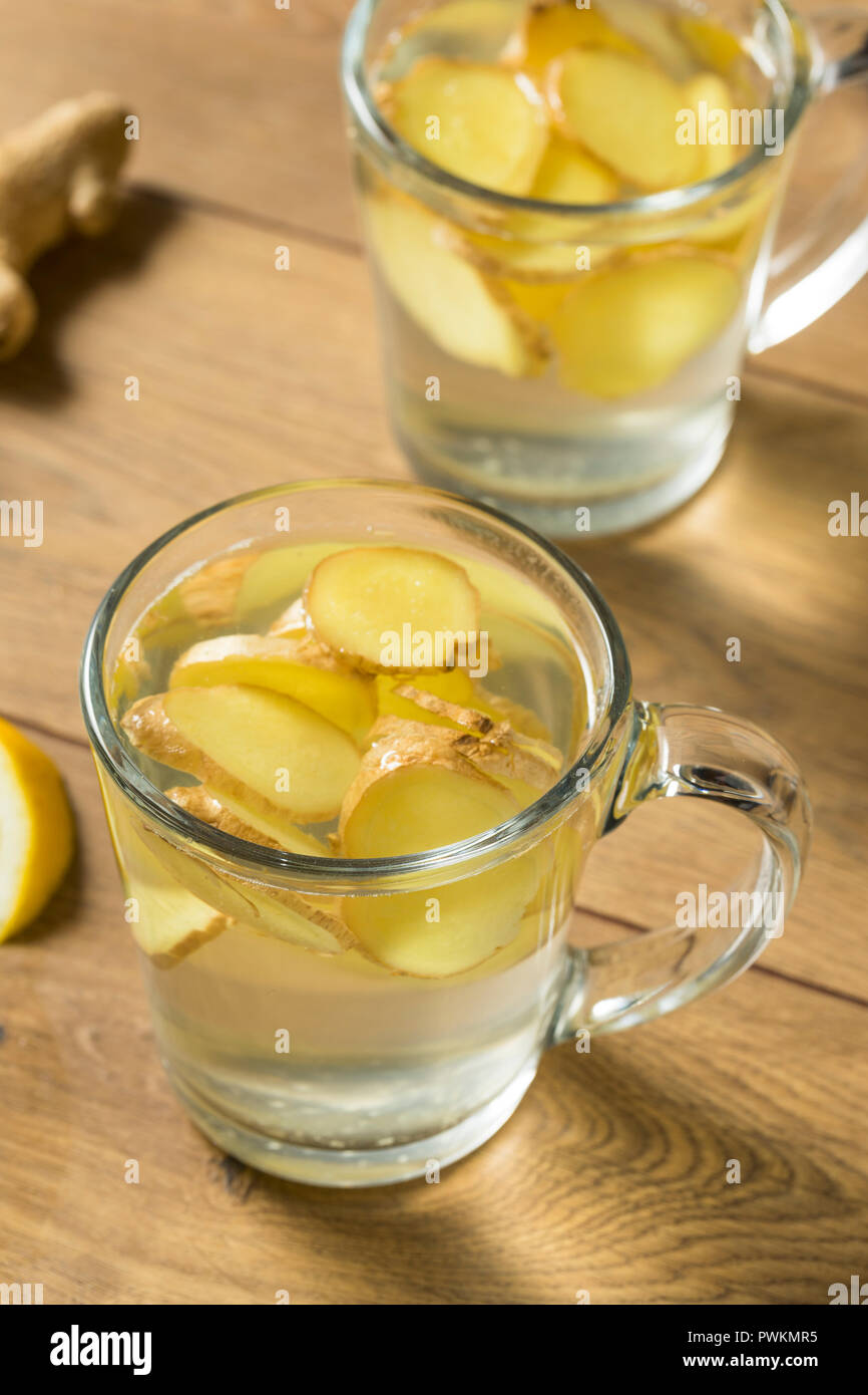 Gingembre frais fait maison avec thé citron dans une tasse Banque D'Images