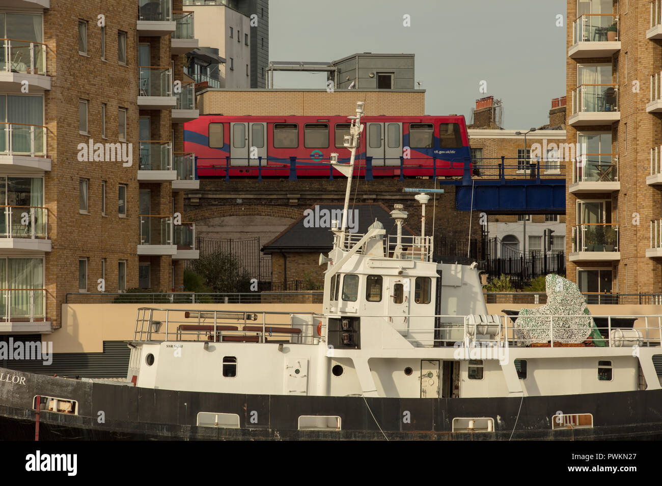 Moorings de loisir et bateaux de rivière dans le bassin de Limehouse calme réaménagée, London, UK, reliant la Tamise avec des canaux dans et hors la ville. Banque D'Images