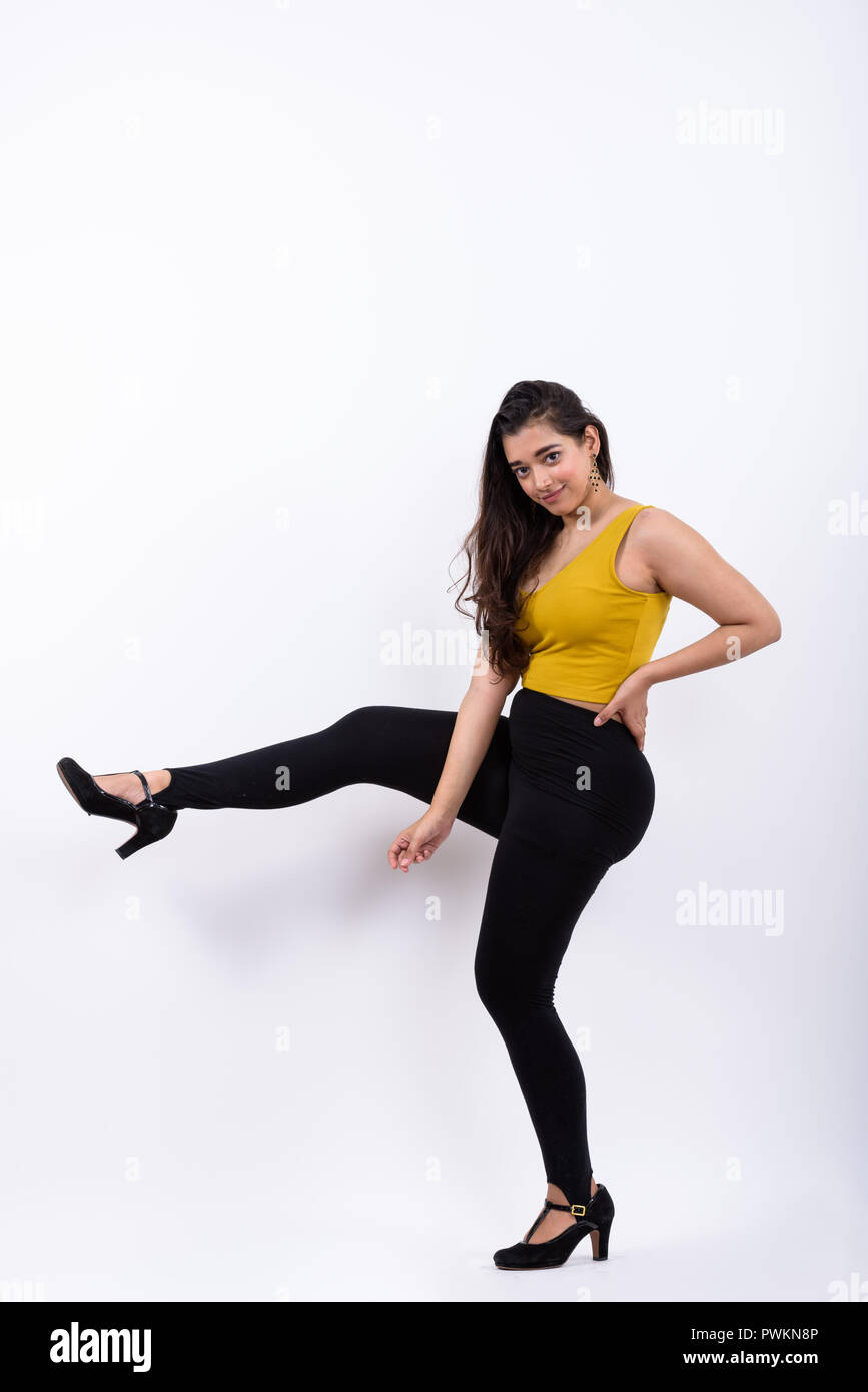 Corps complet tourné de belle jeune femme indienne qui posent avec une l Banque D'Images