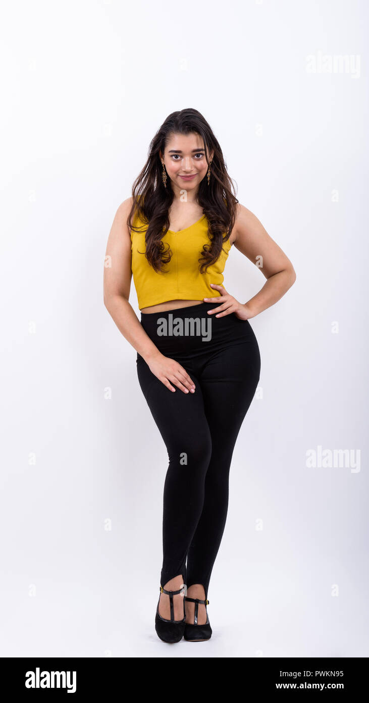 Full body shot of young beautiful Indian woman standing alors que po Banque D'Images