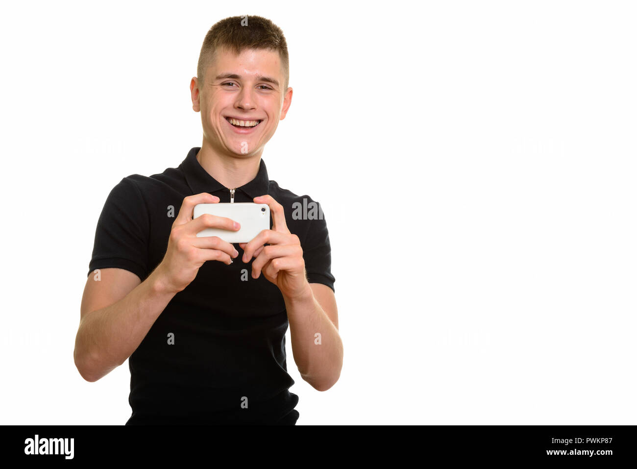 Les jeunes professionnels Caucasian man smiling et prendre photo avec mobile Banque D'Images