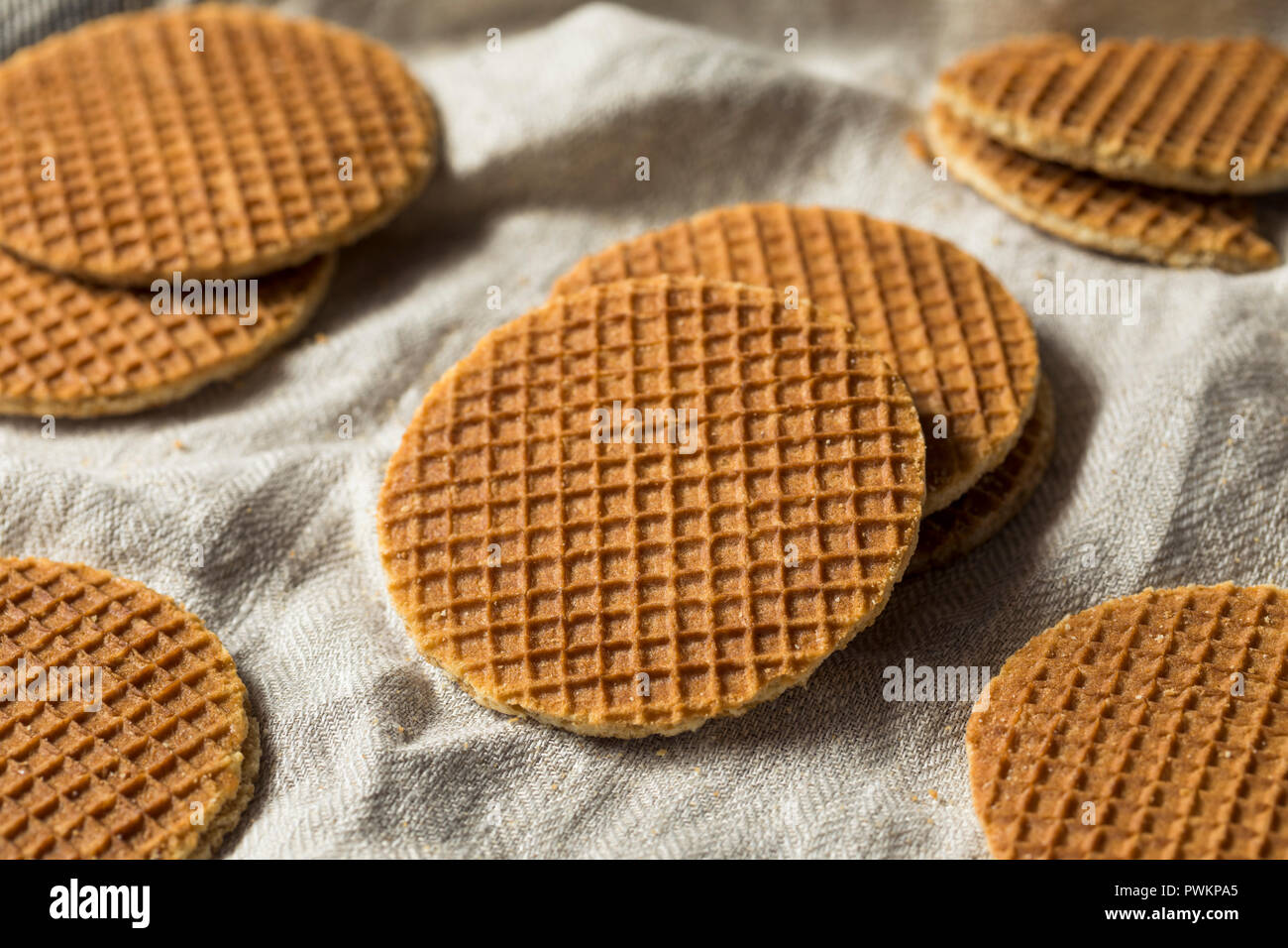 Dutch maison Stroopwafles avec miel prêt à manger Banque D'Images