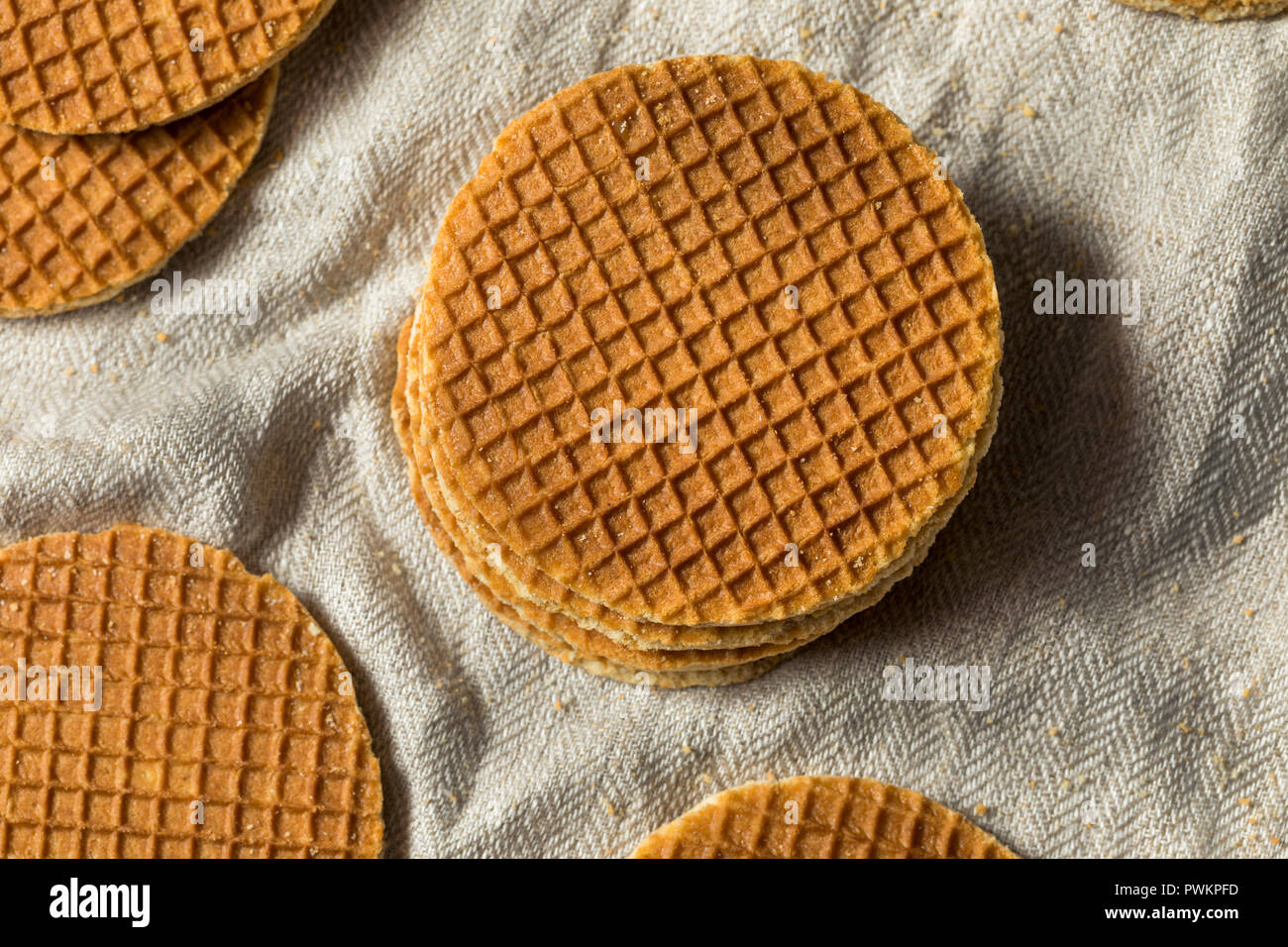 Dutch maison Stroopwafles avec miel prêt à manger Banque D'Images