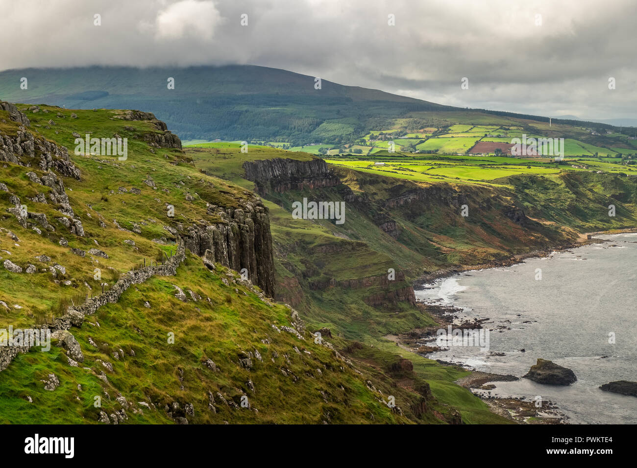 Le sentier du paysage autour de juste. L'un des célèbre attraction en pays d'Antrim près de ballycastle, Irlande du Nord, Royaume-Uni Banque D'Images