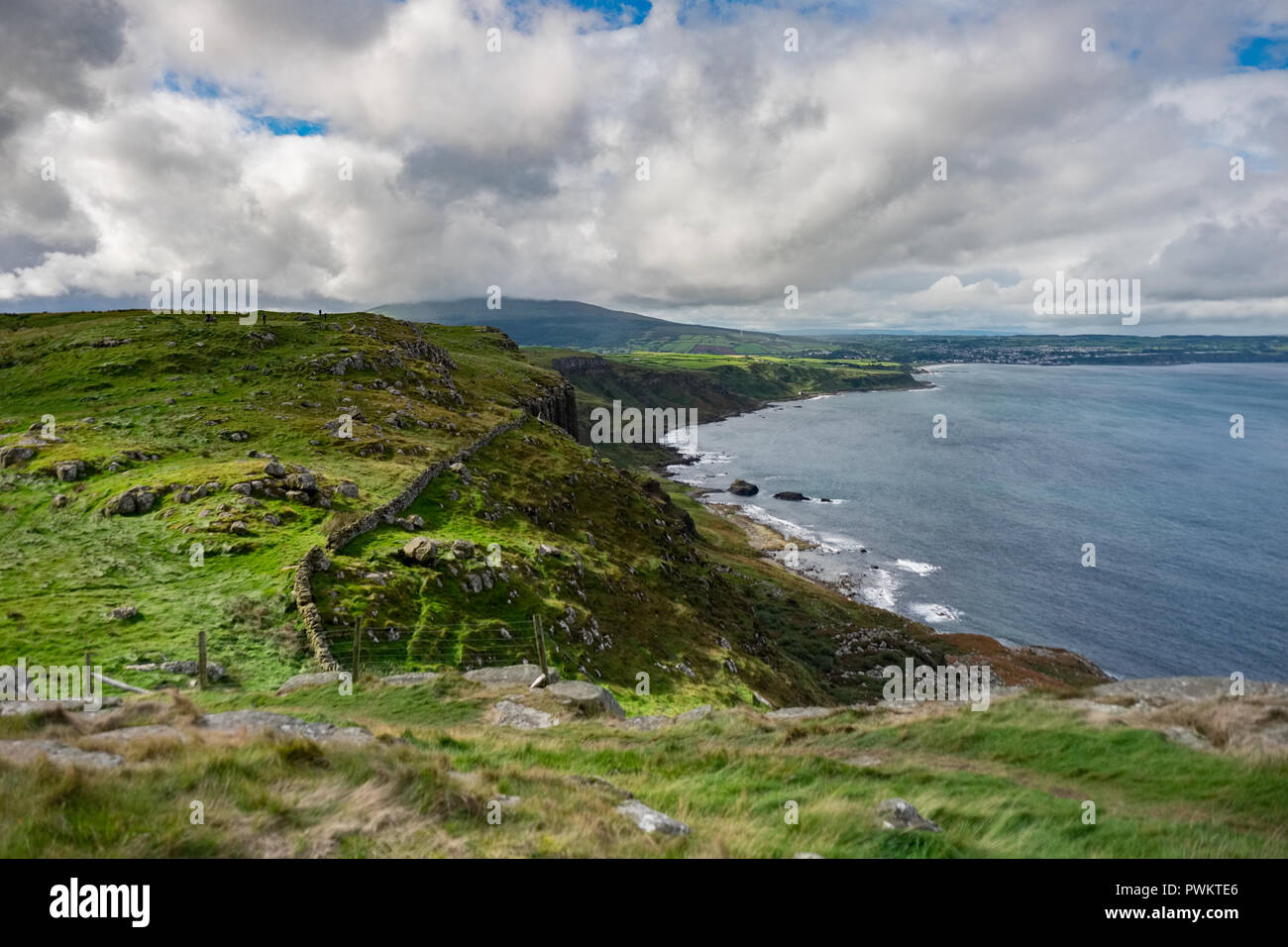 Le sentier du paysage autour de juste. L'un des célèbre attraction en pays d'Antrim près de ballycastle, Irlande du Nord, Royaume-Uni Banque D'Images