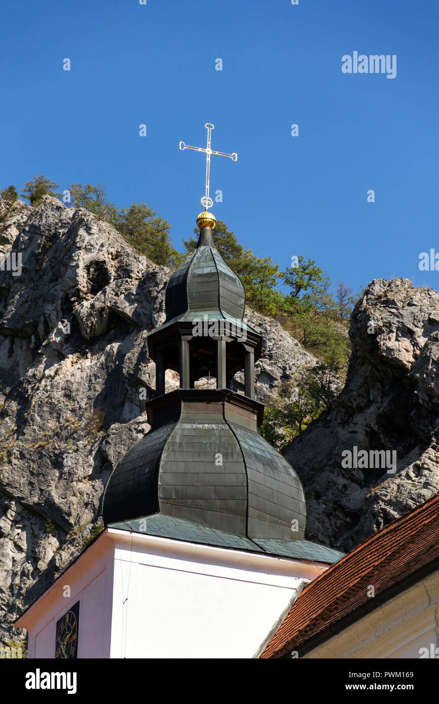 Monastère bénédictin de Saint John sous la falaise, Svaty Jan pod Skalou, Beroun, District de la région de Bohême centrale, la République tchèque, journée ensoleillée Banque D'Images