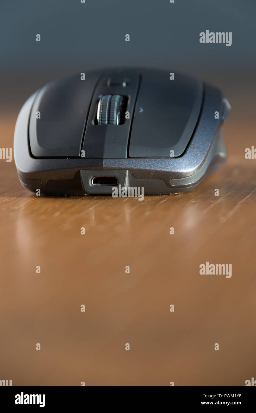 Souris sans fil omnidirectionnelle avec molette et boutons côté isolé sur une table Banque D'Images