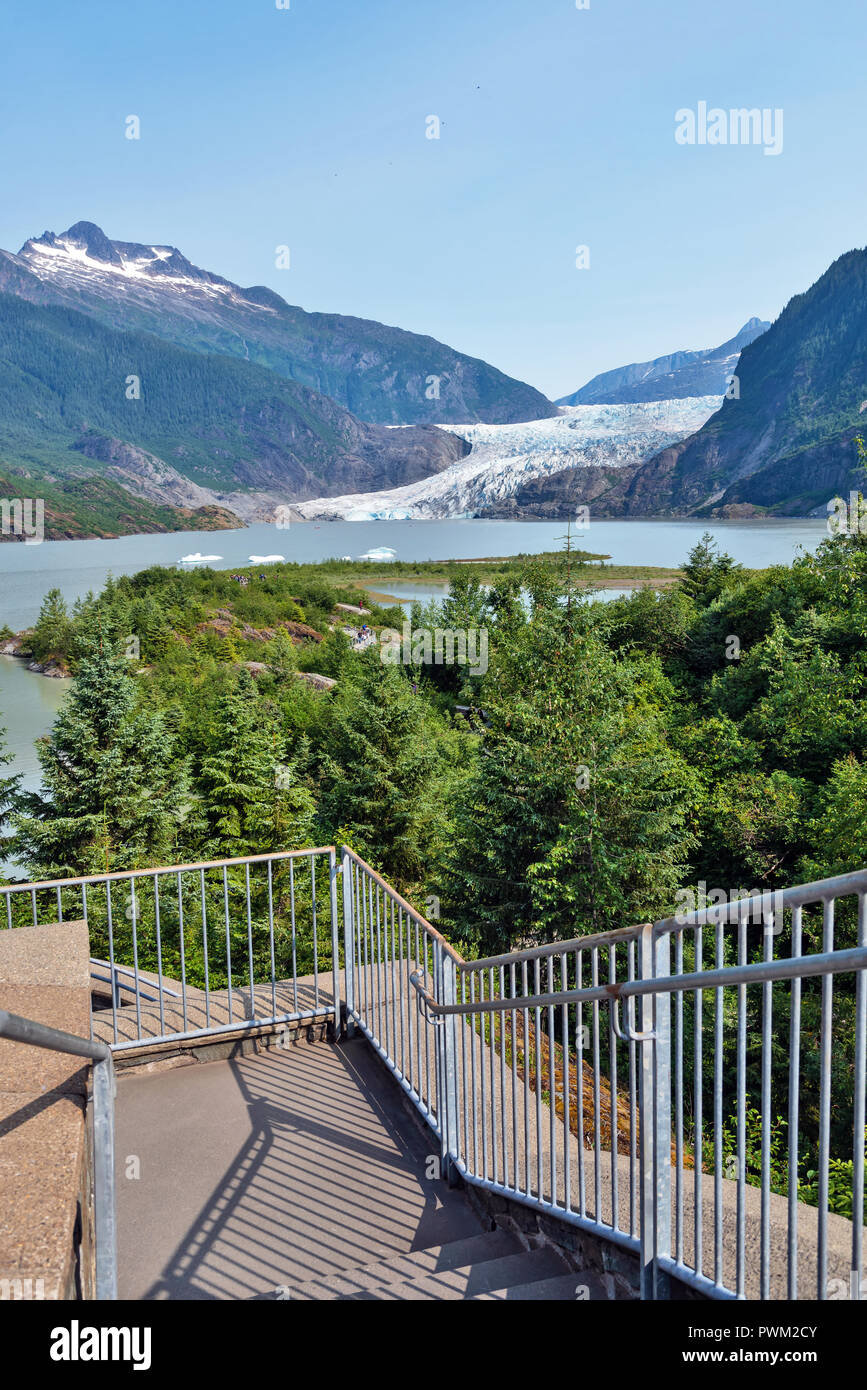 Vue de dessus sur le glacier de Mendenhall et Mendenhall Lake à partir du Centre d'accueil, Mendenhall Valley, Alaska, USA Banque D'Images