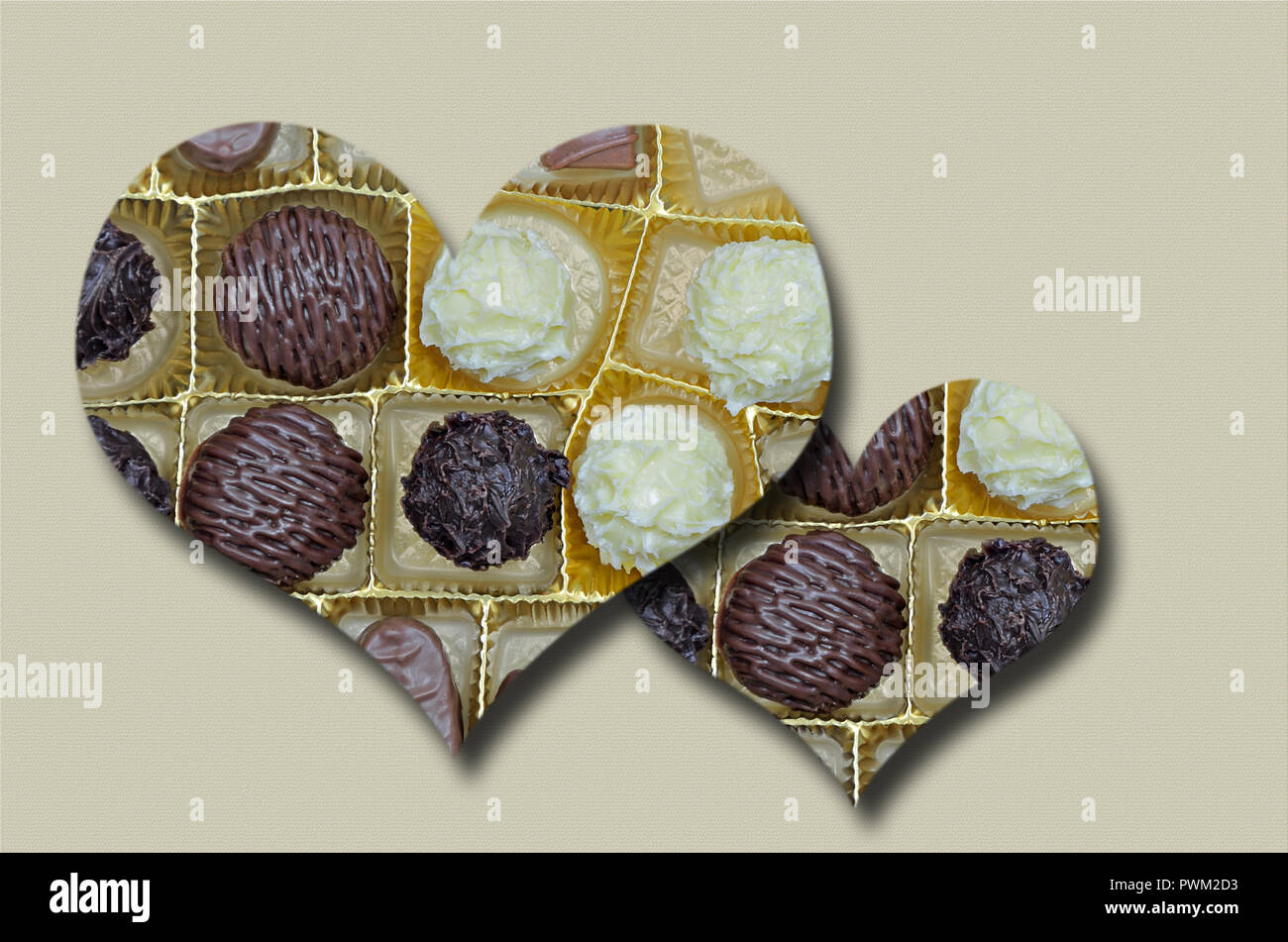 Deux coeurs avec des chocolats sur fond beige, Close up, full frame, horizontal Banque D'Images