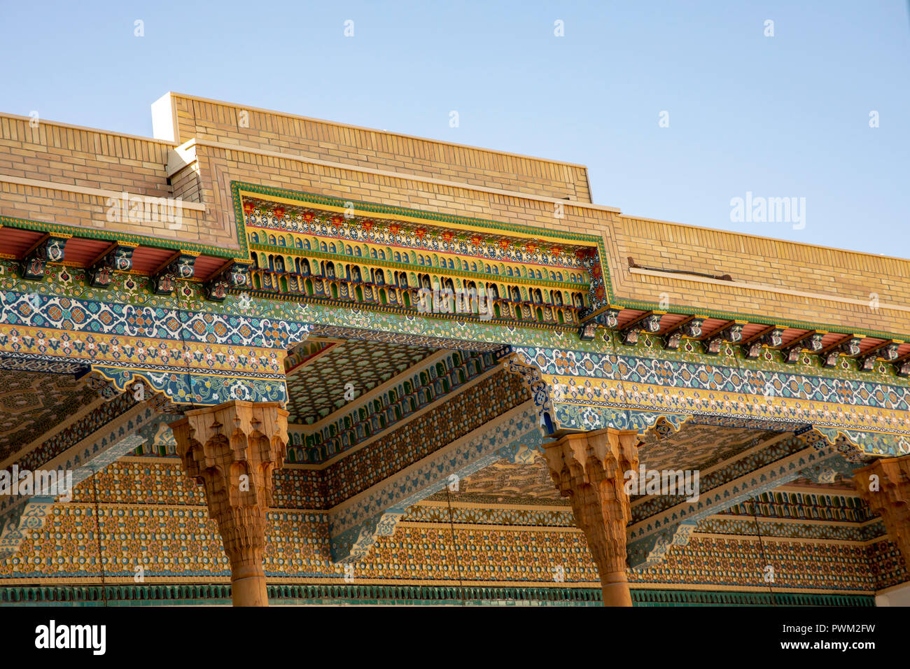 Détails de plafond sculpté et peint au mausolée de Bahouddin Nakshband, ou Bakhuddin Nakshbandi, fondateur du soufisme à Boukhara, Ouzbékistan. Banque D'Images