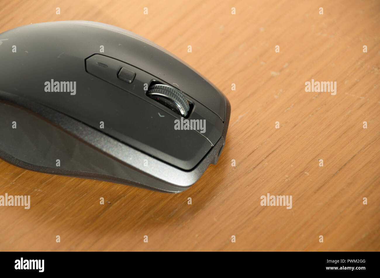 Souris sans fil omnidirectionnelle avec molette et boutons côté isolé sur une table Banque D'Images