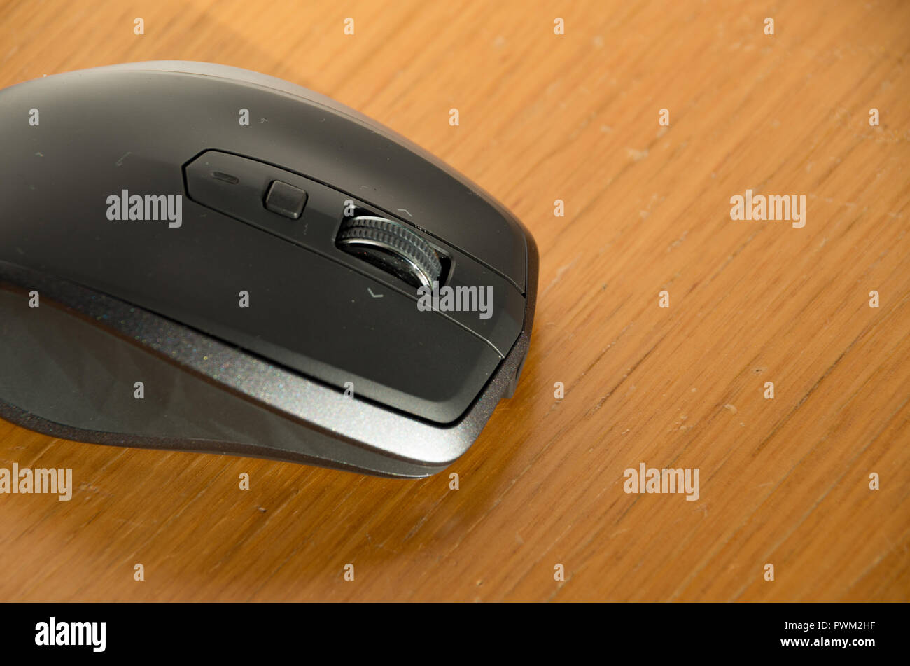 Souris sans fil omnidirectionnelle avec molette et boutons côté isolé sur une table Banque D'Images