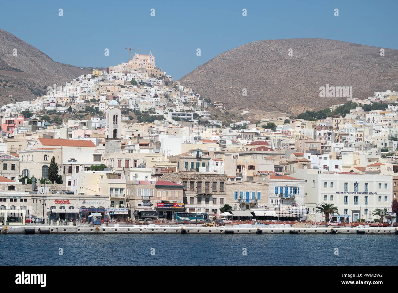 La Grèce, l'île de Syros. La Voile dans le port de la capitale Ermoúpoli. Banque D'Images