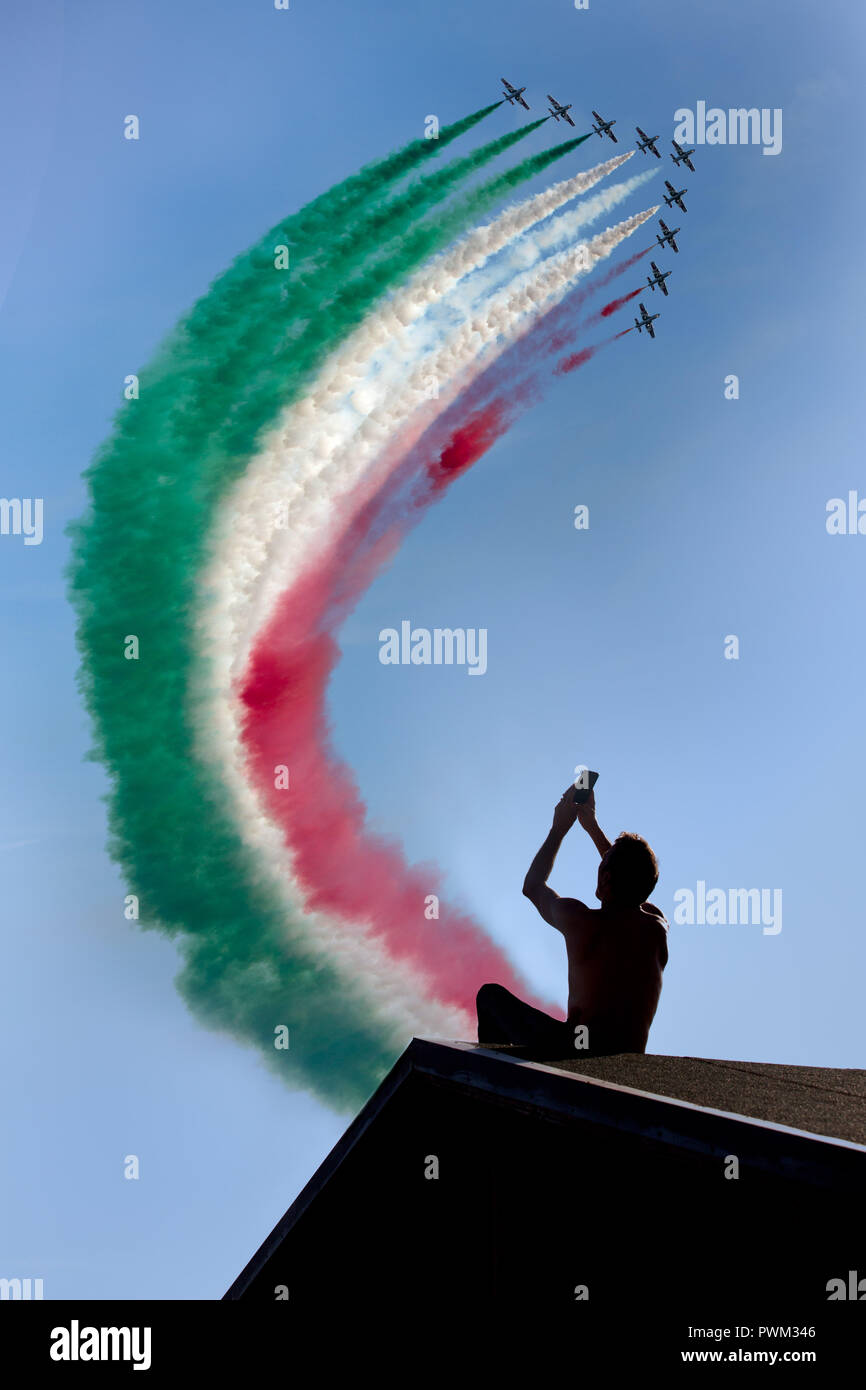 Les Frecce tricolore, l'Three-Colored Flèches, voler à travers toute l'Italie pour les fêtes, ce un pour célébrer l'été sur la plage de Ladispoli. Banque D'Images