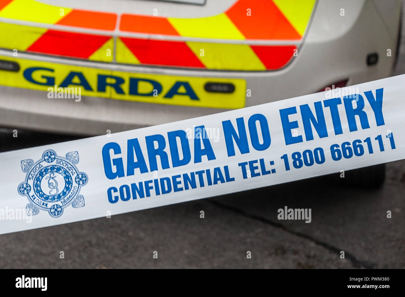 La police irlandaise (Garda) Pas d'entrée dans la bande de garde avant d'une voiture de patrouille à un incident en Irlande. Banque D'Images