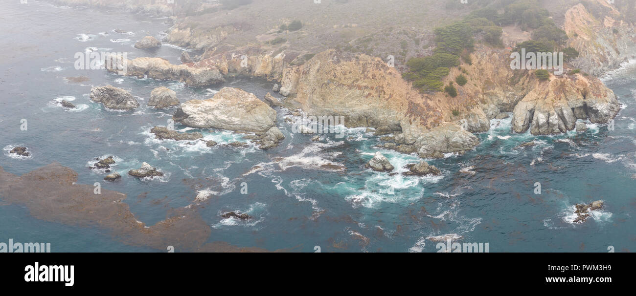 Le froid, les eaux riches en nutriments de l'océan Pacifique Nord laver contre la côte pittoresque et rocheuses du nord de la Californie non loin de Monterey. Banque D'Images