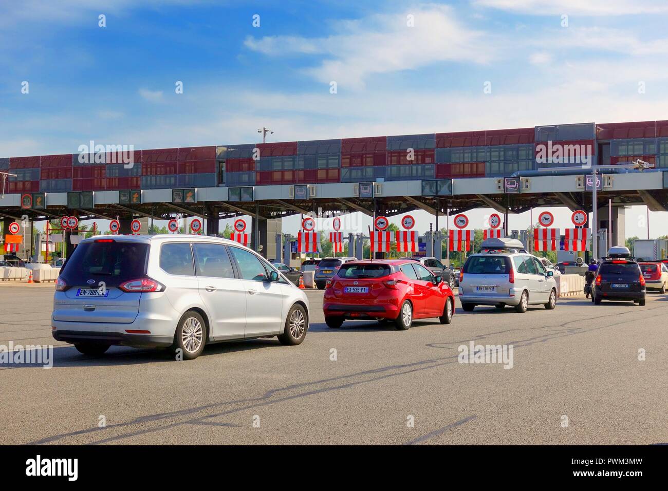 Languedoc-Roussillon, France - 27 juillet 2018 : Voitures en attente à la barrière de péage ou de péage, d'attente à payer pour voyager sur l'autoroute Banque D'Images