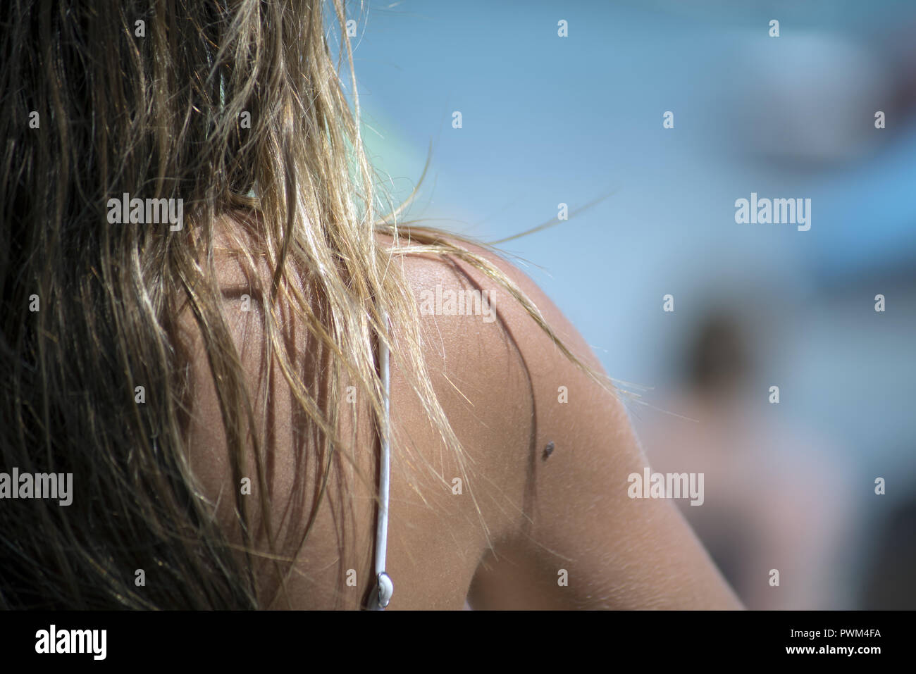 Cheveux blonds humides tombant sur l'épaule d'une jeune fille. Plage de Santa Giulia en Corse. Plaża Włosy, opadające ramiona nagie na. Banque D'Images