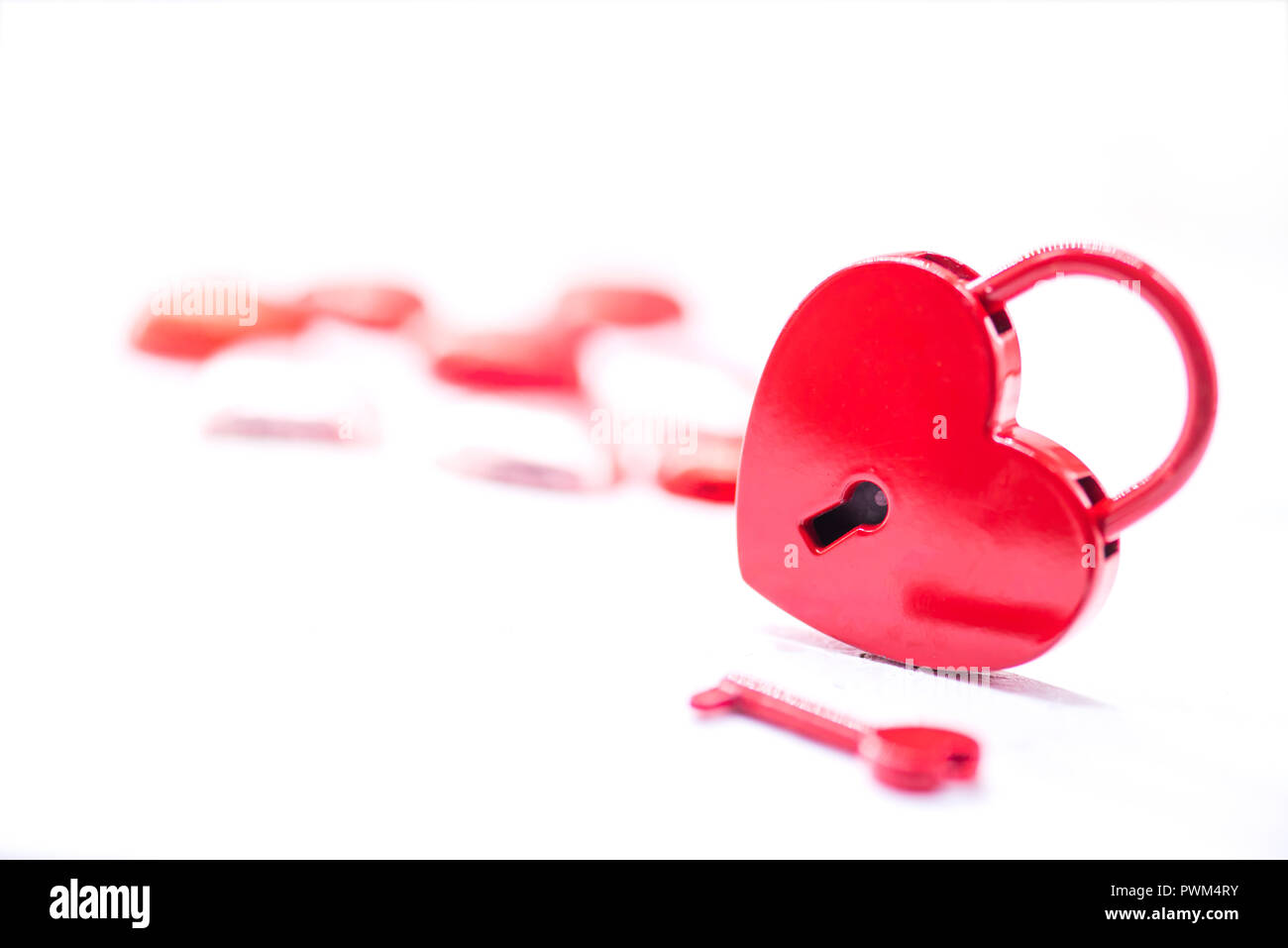 Serrure et clé. Concept d'amour pour la Saint Valentin et Sweetest day sur fond blanc Banque D'Images