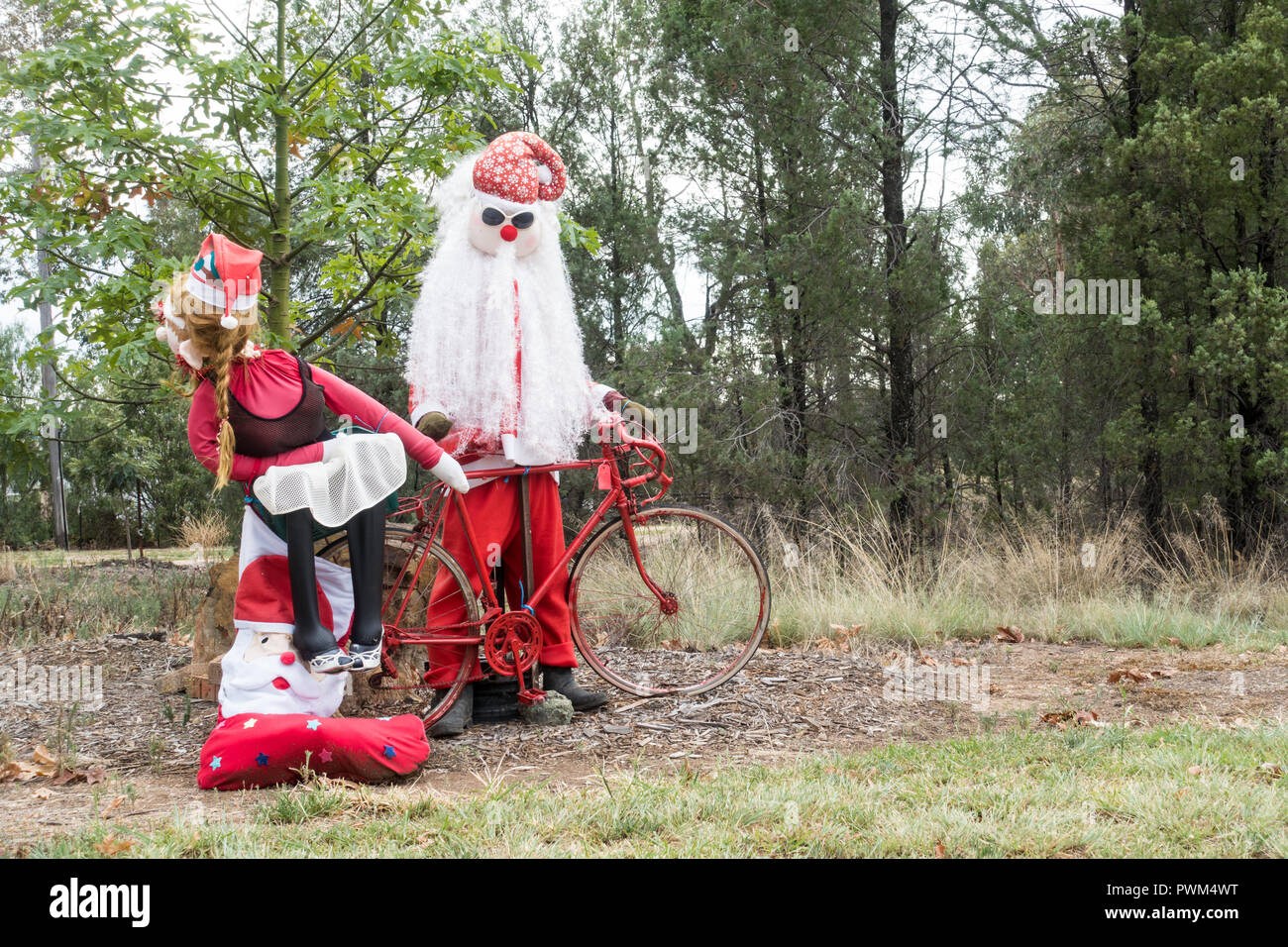 Décoration de Noël à l'avant d'une propriété rurale dans le NSW Australie. Banque D'Images