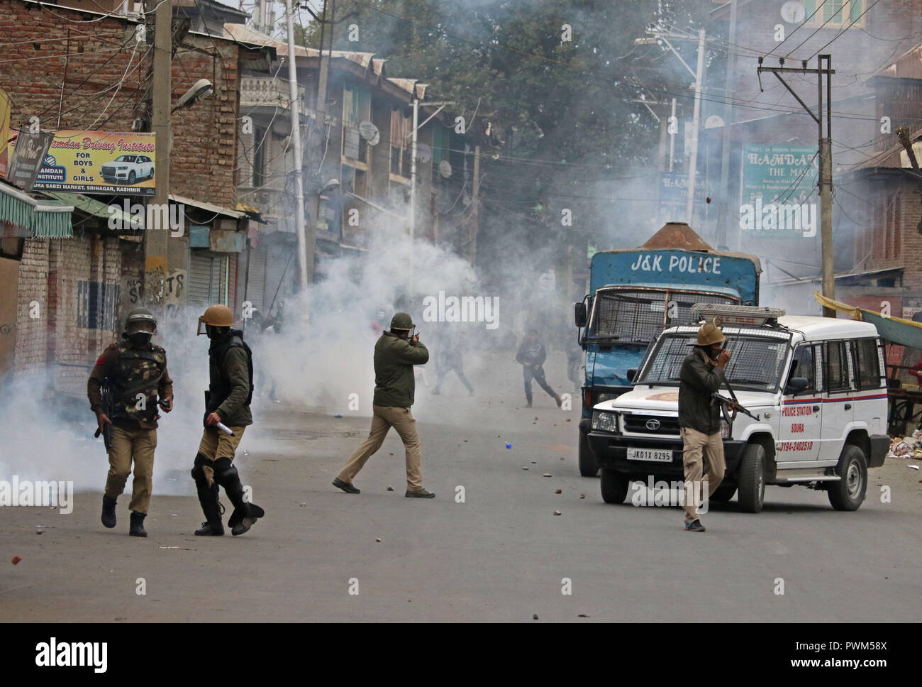 L'Inde. 16 Oct, 2018. Les manifestants du Cachemire indien en conflit avec les soldats paramilitaires au cours de la quatrième et dernière phase de l'aménagement urbain des instances locales (ULB) élection de Srinagar, la capitale d'été du Cachemire sous contrôle indien le 16 octobre 2018. Des affrontements ont éclaté entre manifestants pro la liberté et les forces gouvernementales dans la région de Soura de Srinagar, la police a tiré des gaz lacrymogènes pour disperser les jeunes qui protestent. Les séparatistes avaient précédemment demandé aux domaines liés à l'arrêt sondage pour demander aux gens de boycotter les élections du corps local Crédit : Umer Asif/Pacific Press/Alamy Live News Banque D'Images