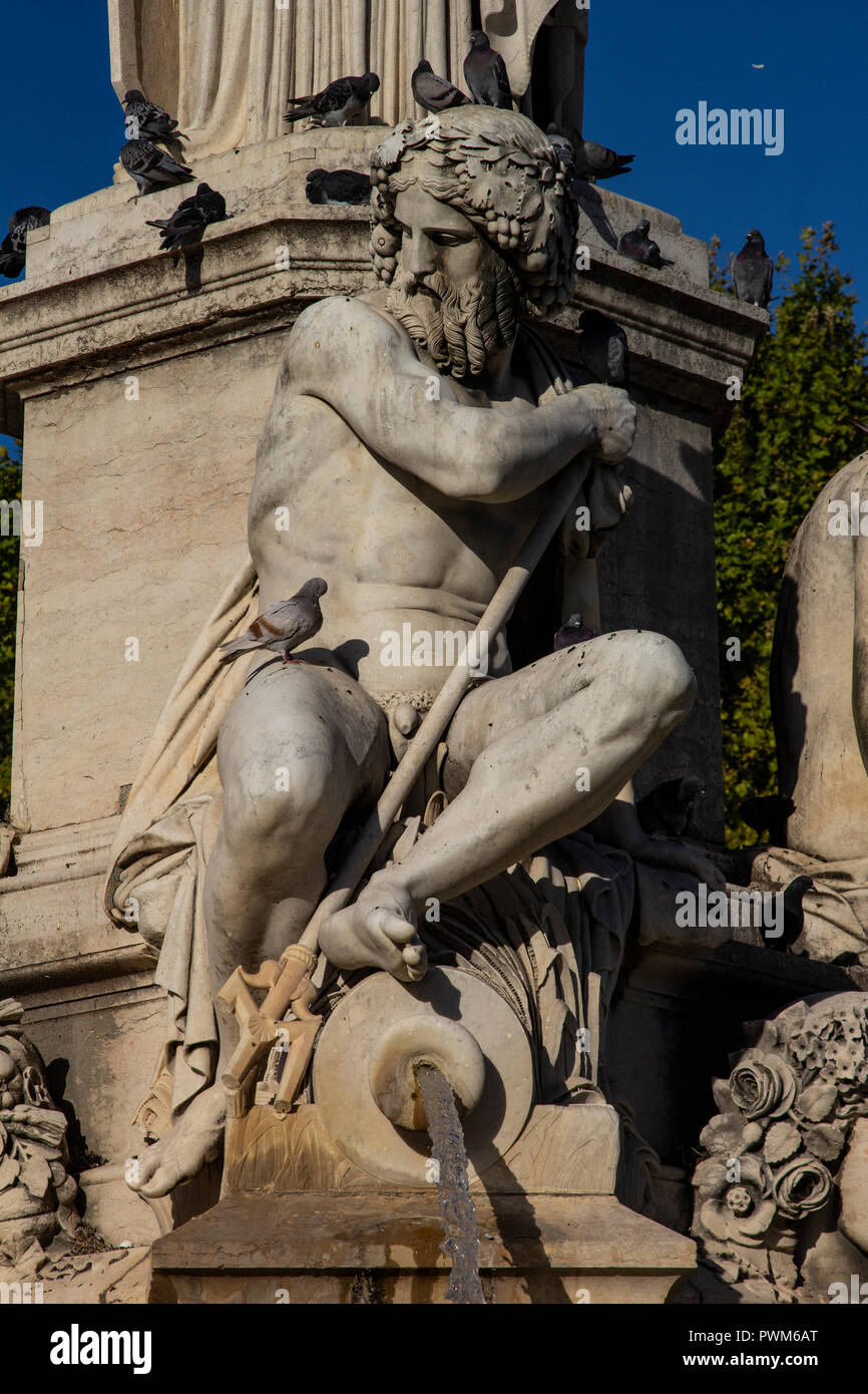 Esplanade Charles de Gaulle est un jardin urbain et plaza qui couvre un hectare de la ville de Nîmes.. La Fontaine Pradier est l'élément central de l'E Banque D'Images