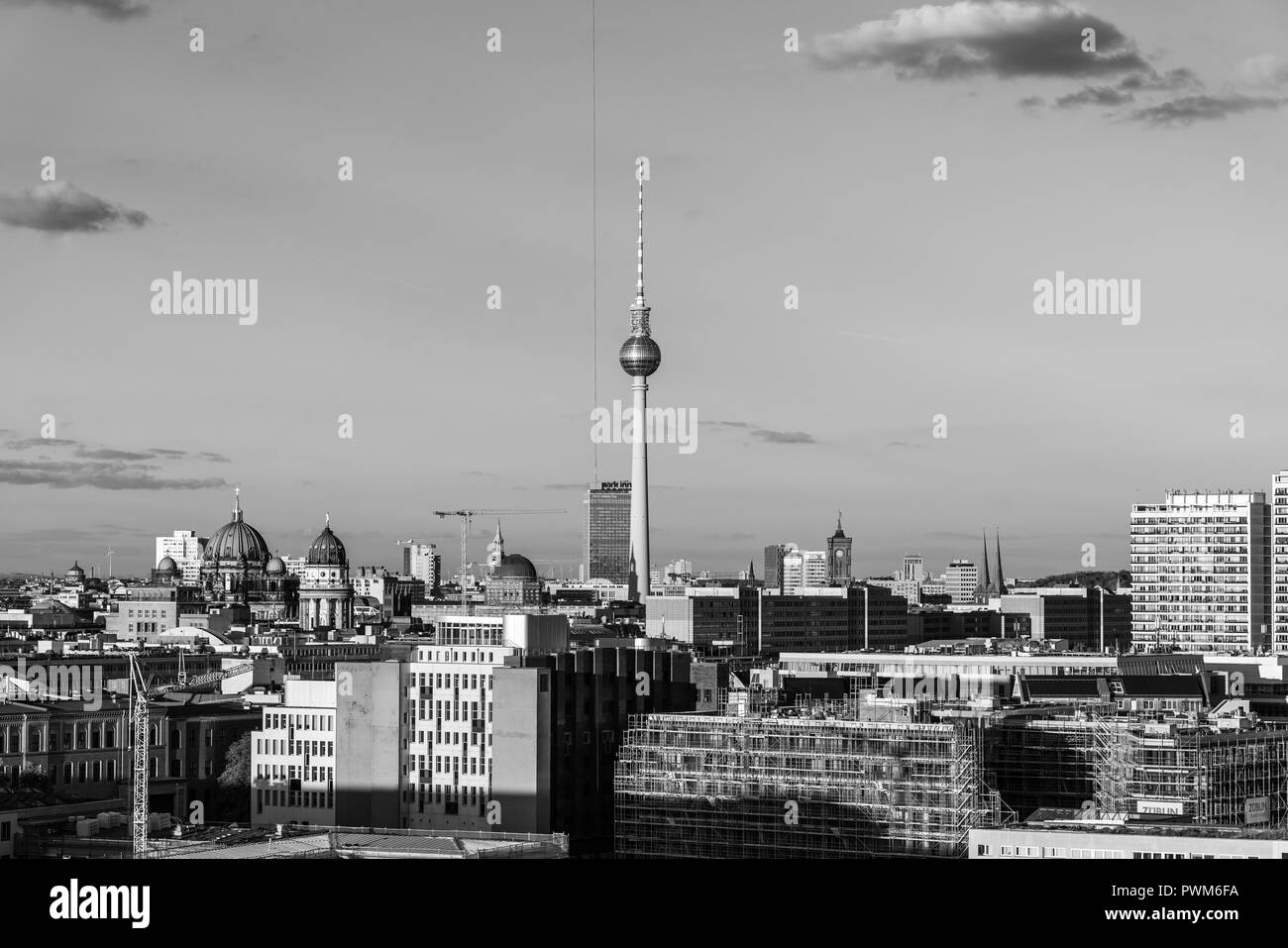 BERLIN - 29 septembre 2018 : Le centre historique de Berlin. Vue à partir de la hauteur d'un vol d'oiseau. Noir et blanc. Banque D'Images
