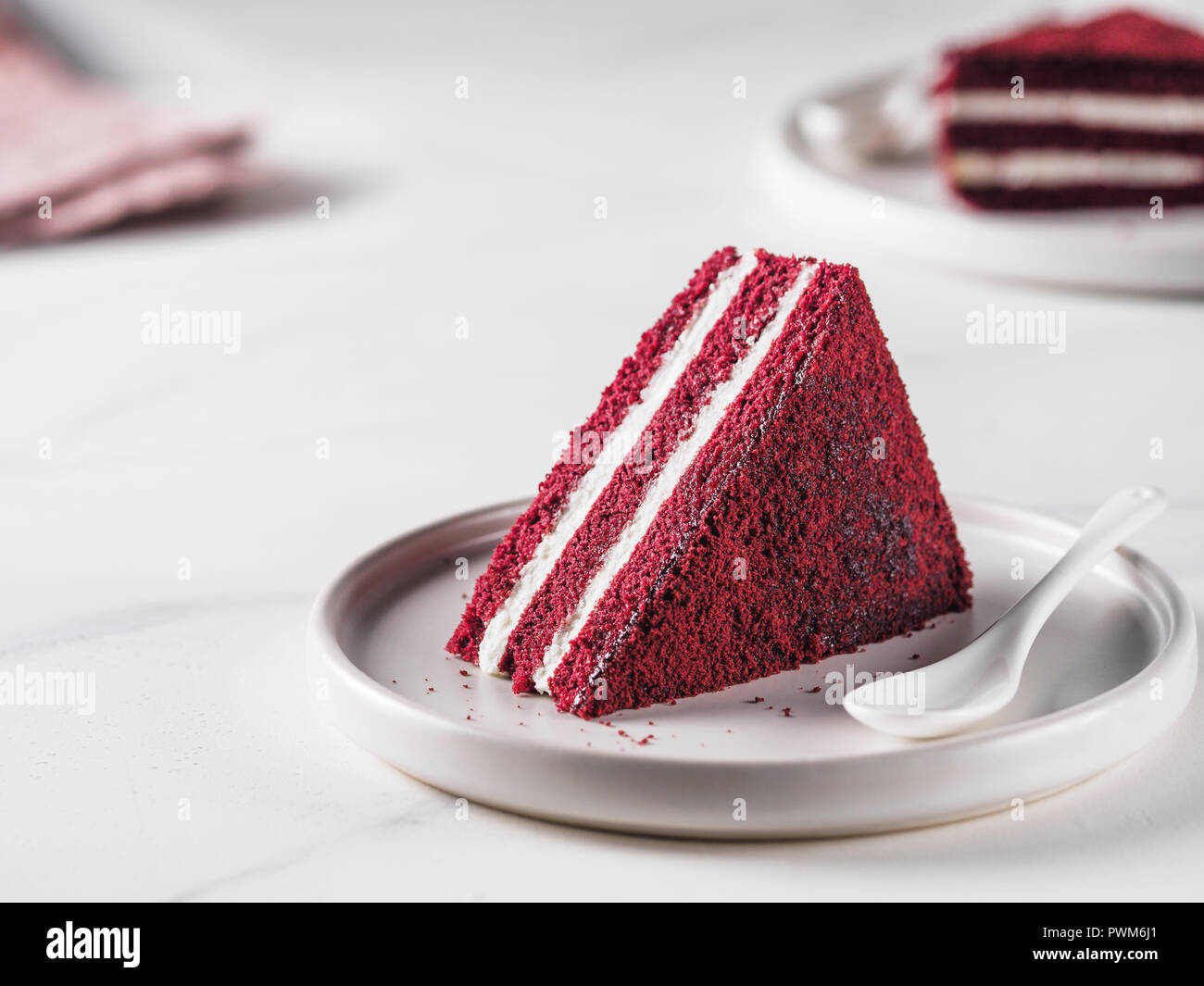 Morceau De Gateau De Velours Rouge Avec Une Parfaite Texture Dans La Plaque De Marbre Blanc Mat Sur Table Tranche De Delicieux Gateaux Faits Maison Avec Velours Rouge Framboise Et Chocolat L Espace