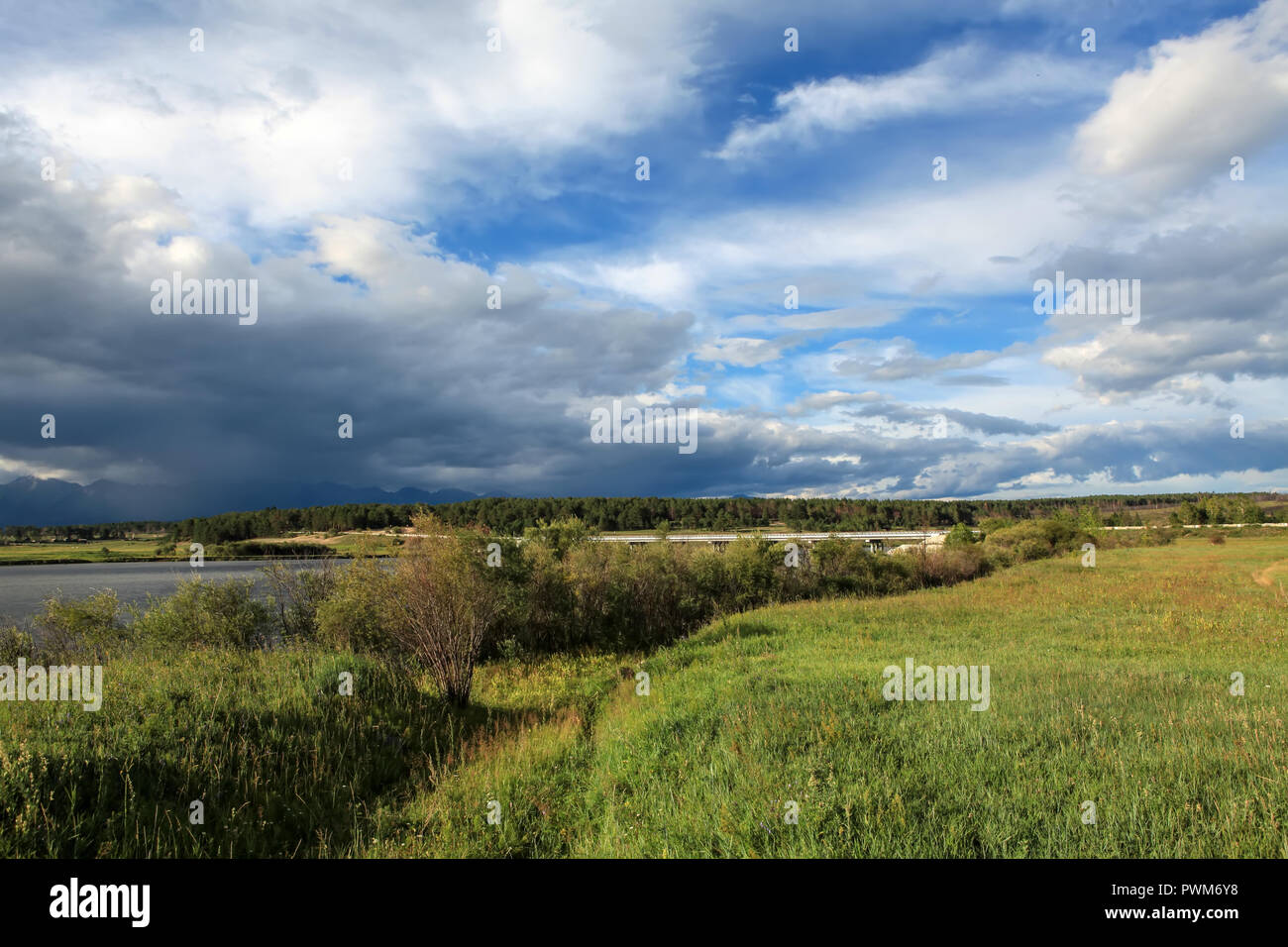 Mouvement des nuages sur la rivière Irkut. Oblast d'Irkoutsk, en Russie. Banque D'Images