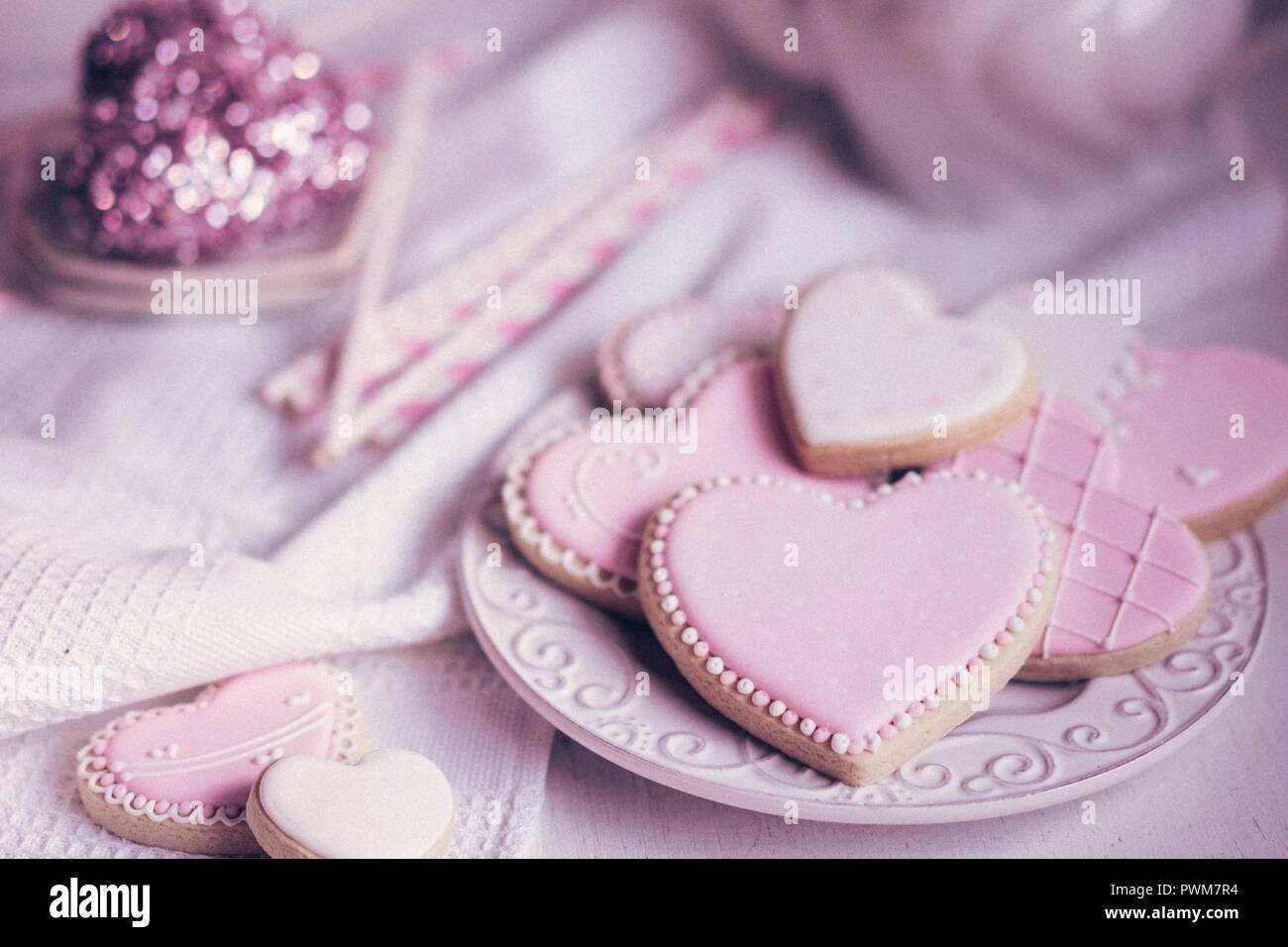 De couleur pastel, des biscuits en forme de cœur sur un plateau Banque D'Images