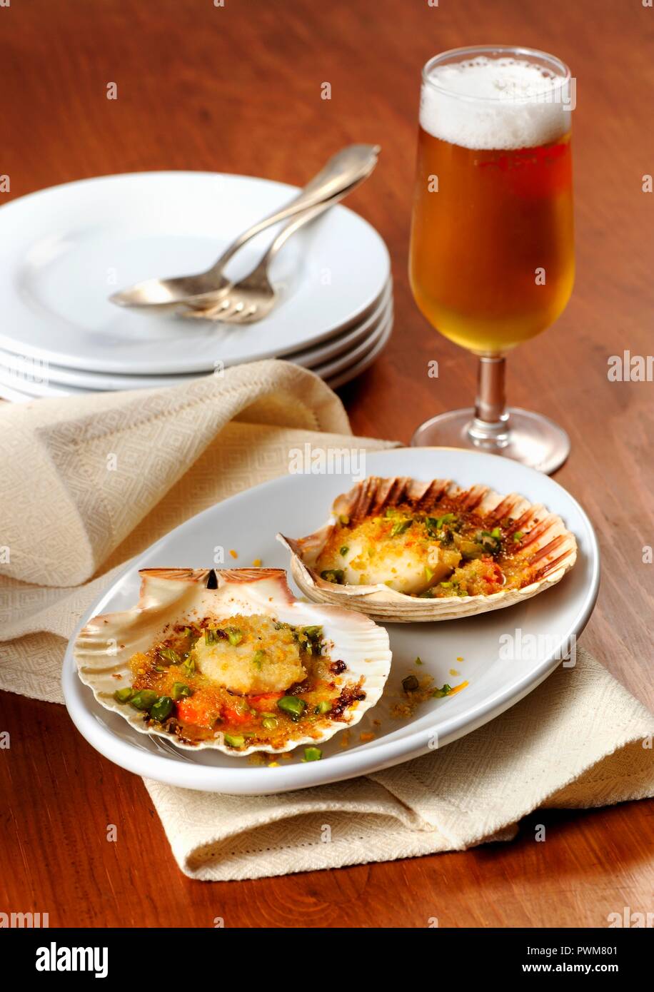 Gratin de pétoncles et de la bière Banque D'Images