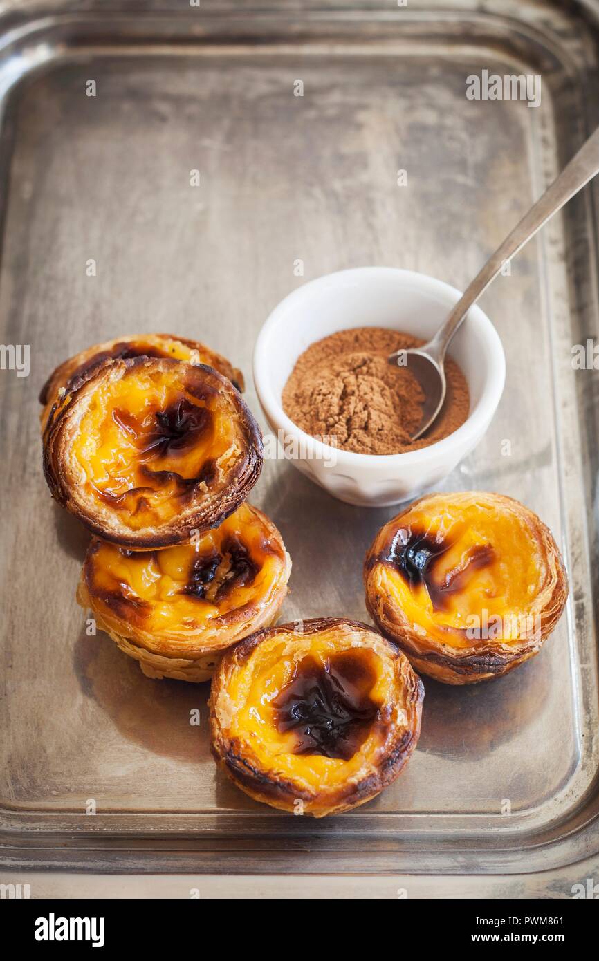 Pastel de Nata (tarte feuilletée oeuf portugaise) et la cannelle Banque D'Images