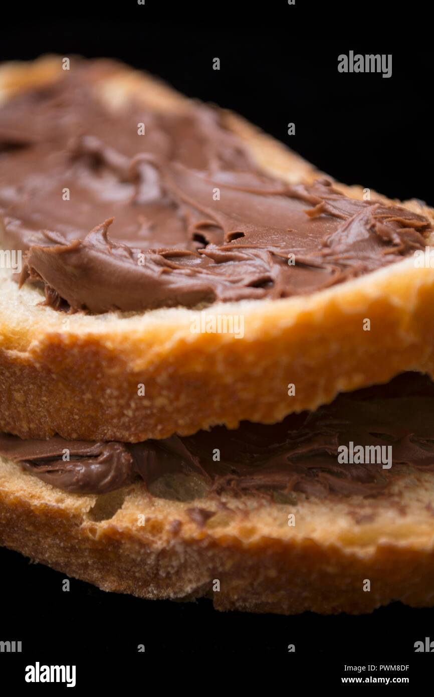 Tartiner le pain au chocolat Banque D'Images