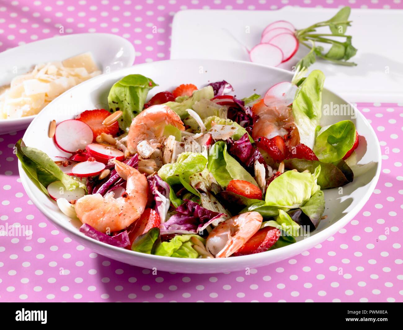 Une salade colorée aux crevettes, fraises et radis Banque D'Images