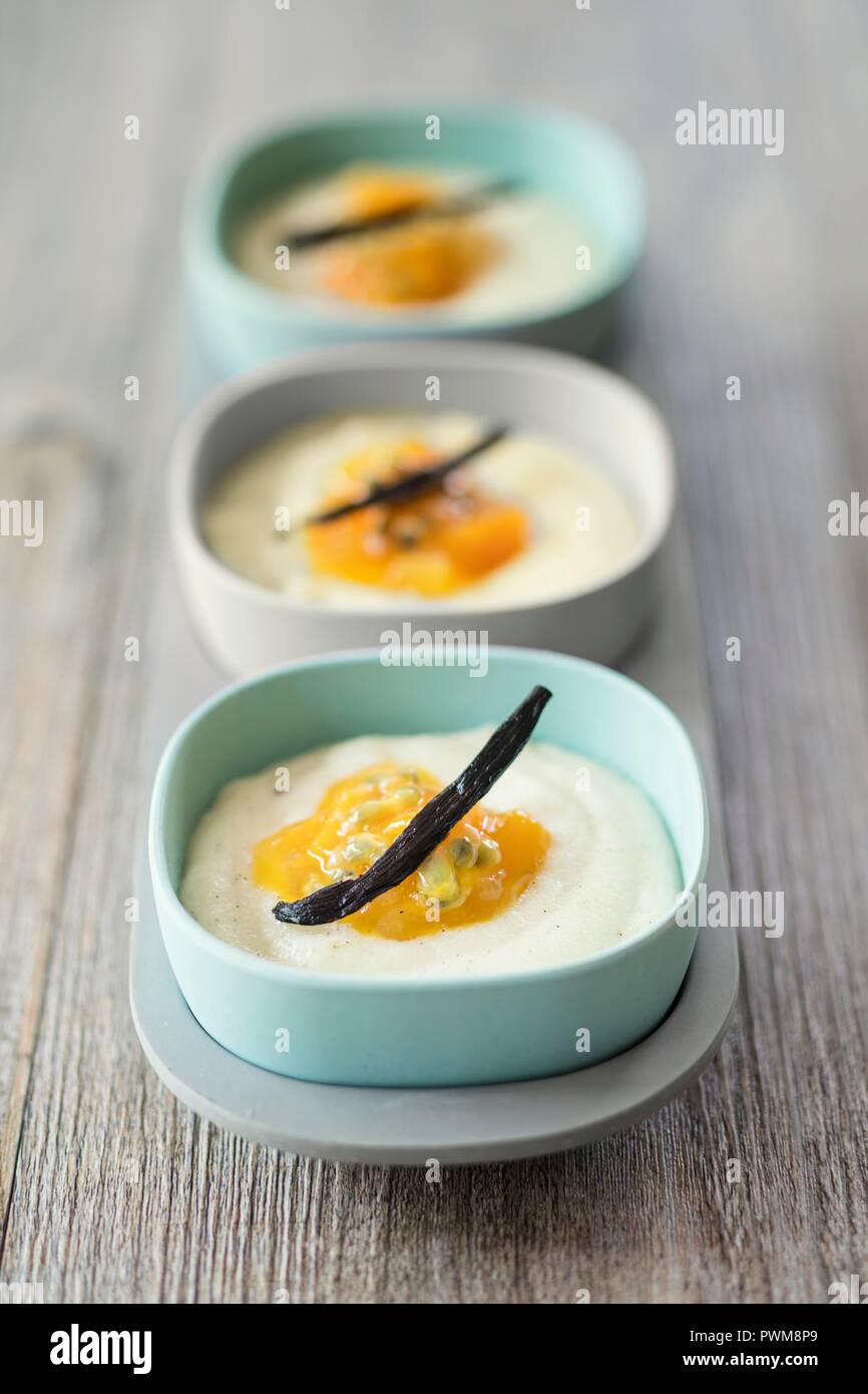 Pudding de semoule aux pêches et la vanille Banque D'Images