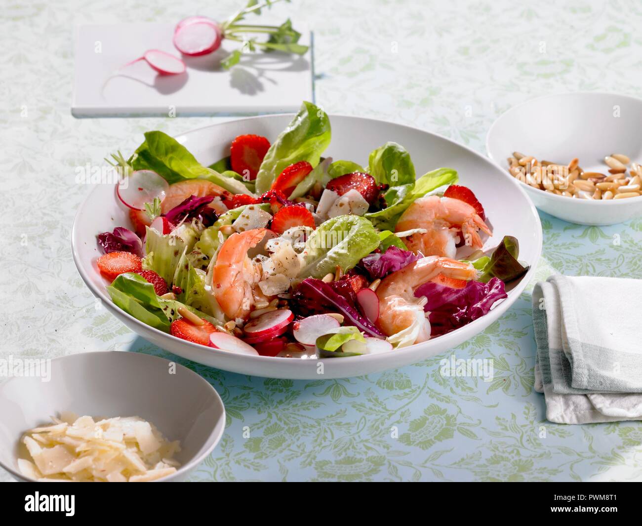 Une salade colorée aux gambas, fraises et radis Banque D'Images