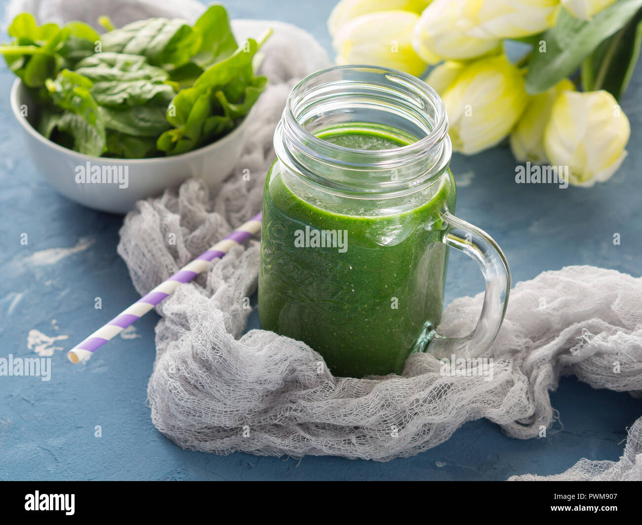 Smoothie vert avec les épinards, la banane, la spiruline et chia seeds a servi dans un pot Mason Banque D'Images