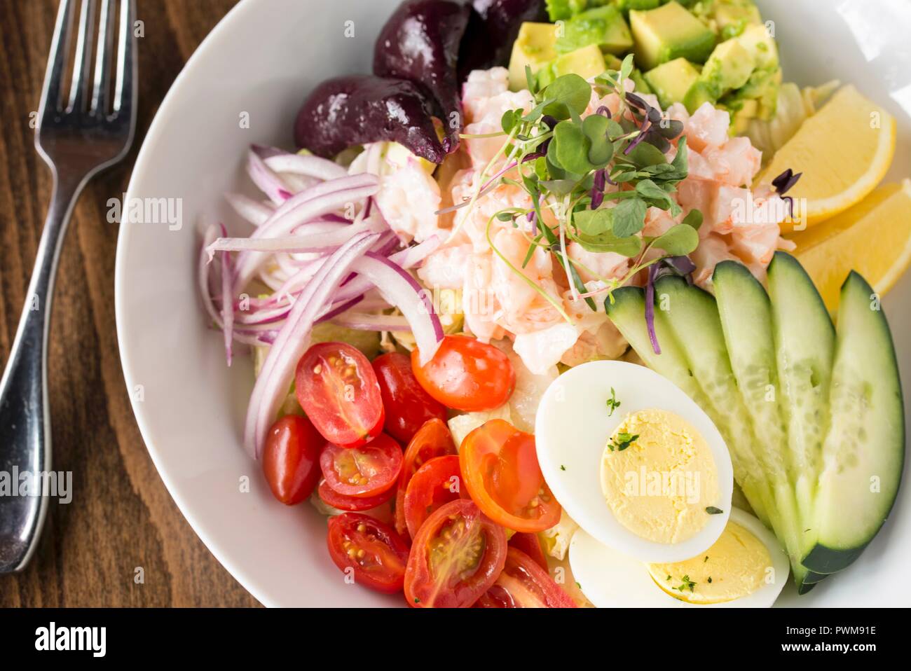 Une salade de légumes aux crevettes et oeufs durs Banque D'Images