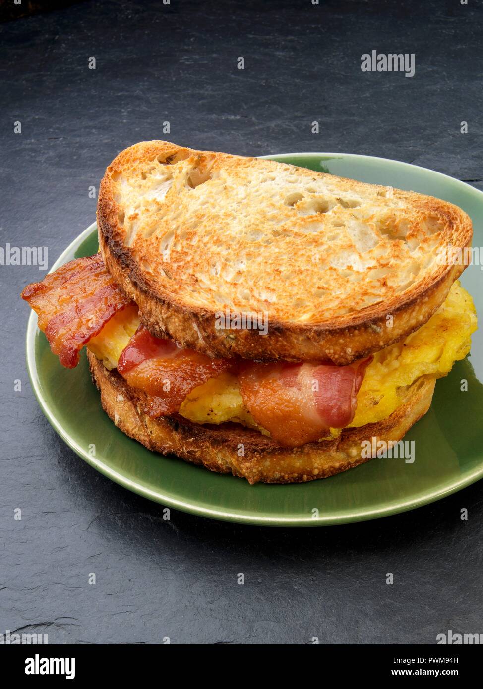 Un sandwich grillé au bacon et des oeufs pour le petit déjeuner (USA) Banque D'Images