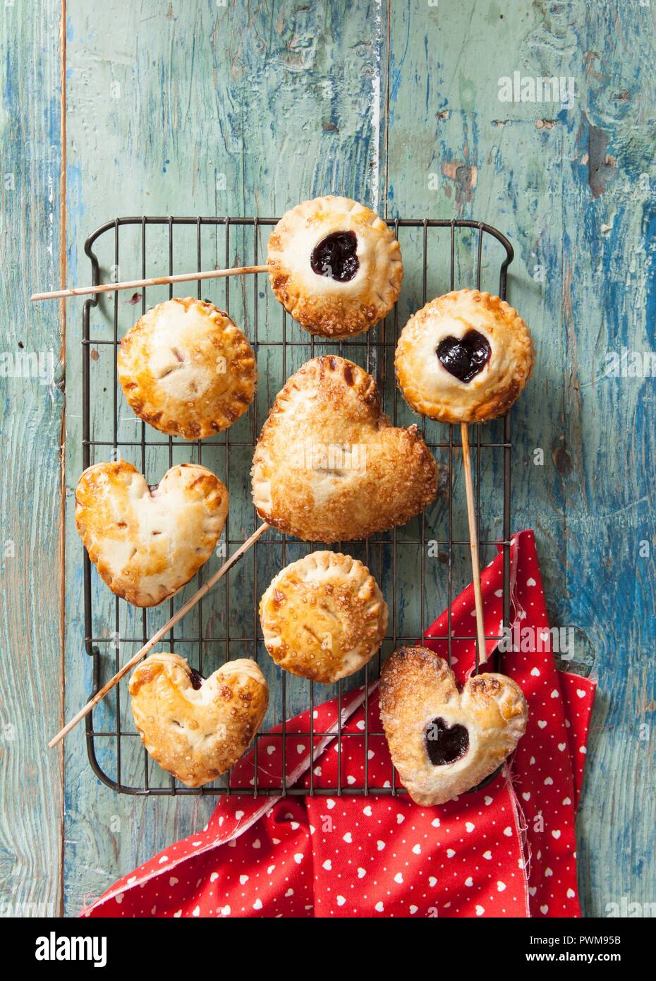 Cherry Pie Pops (petites tartes cerise sur le stick) Banque D'Images