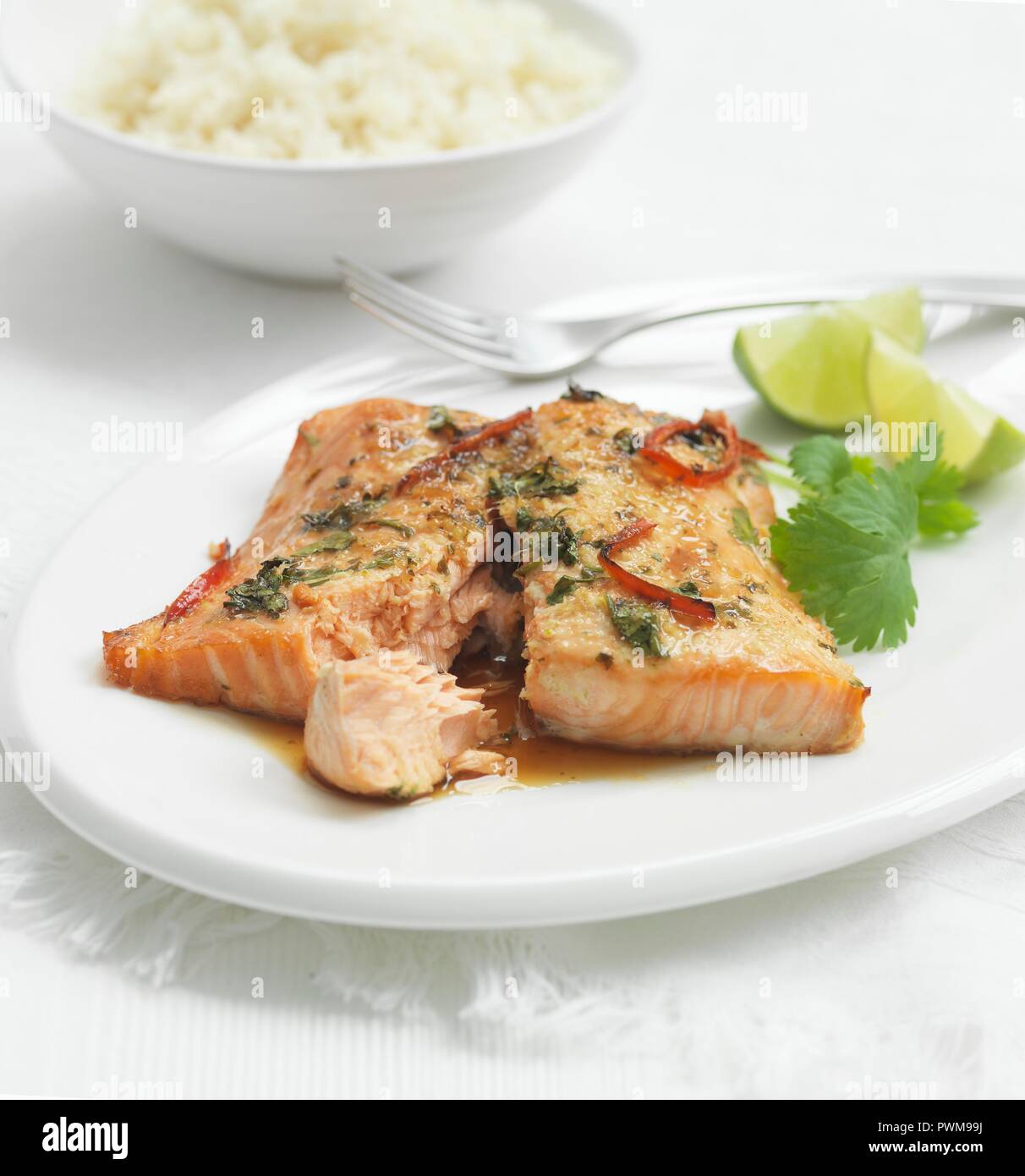 Filet de saumon de style asiatique avec de la coriandre, de la chaux et du riz Banque D'Images